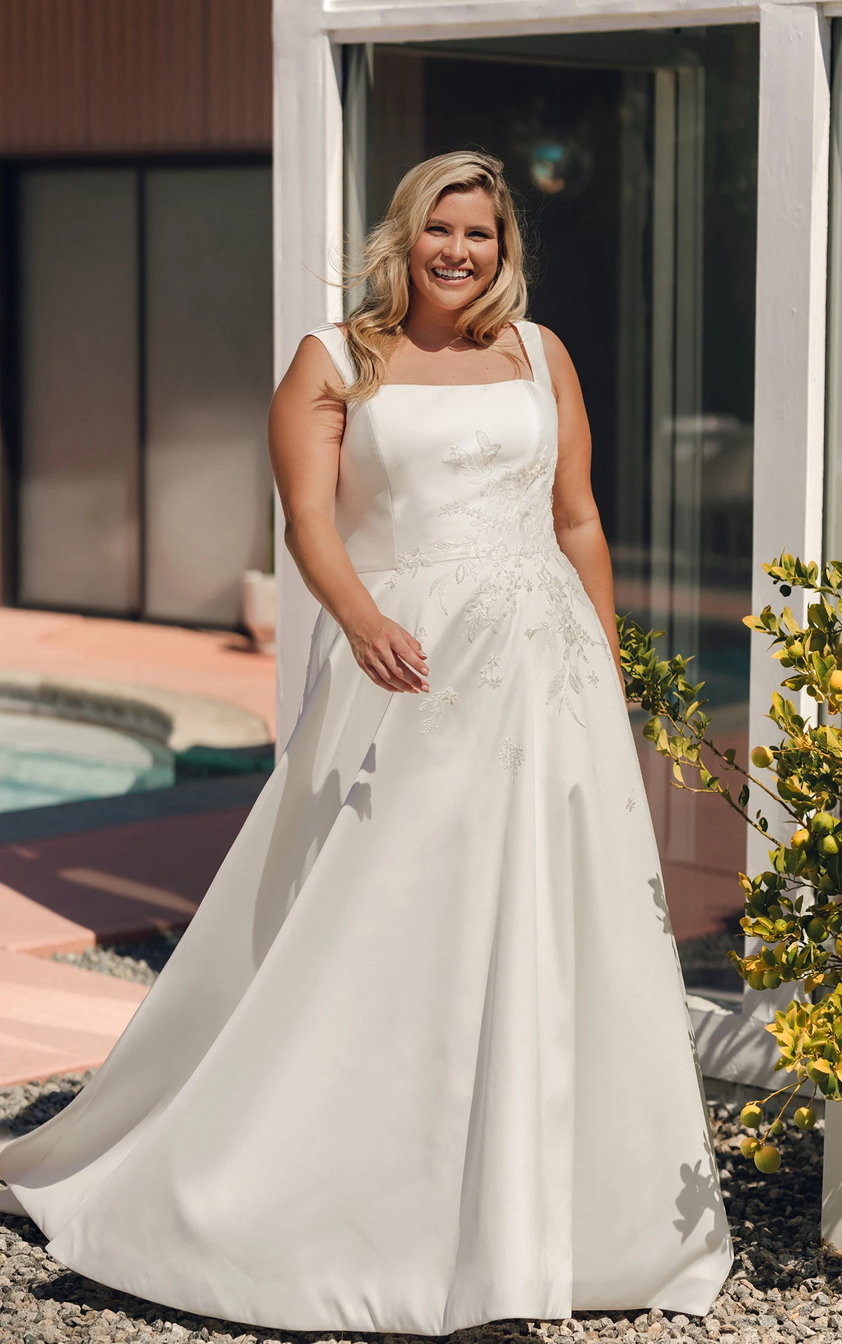 sy8217+ A-Linien-Brautkleid in Übergröße aus Mikado mit abnehmbaren Trägern und floralen Details  by Stella York