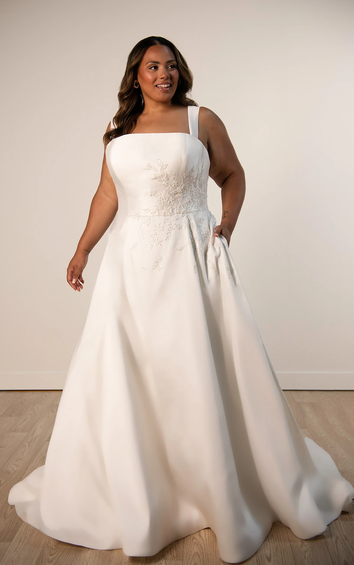 sy8217+ A-Linien-Brautkleid in Übergröße aus Mikado mit abnehmbaren Trägern und floralen Details  by Stella York