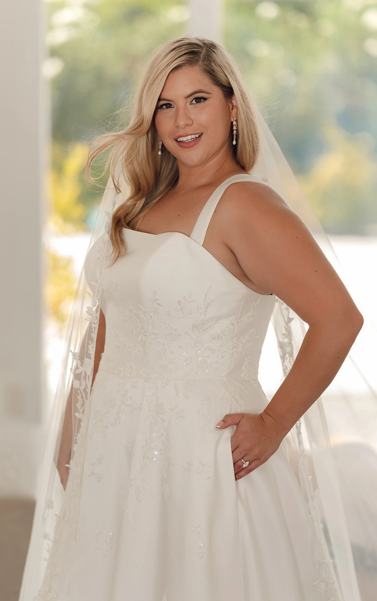 sy8217+ A-Linien-Brautkleid in Übergröße aus Mikado mit abnehmbaren Trägern und floralen Details  by Stella York