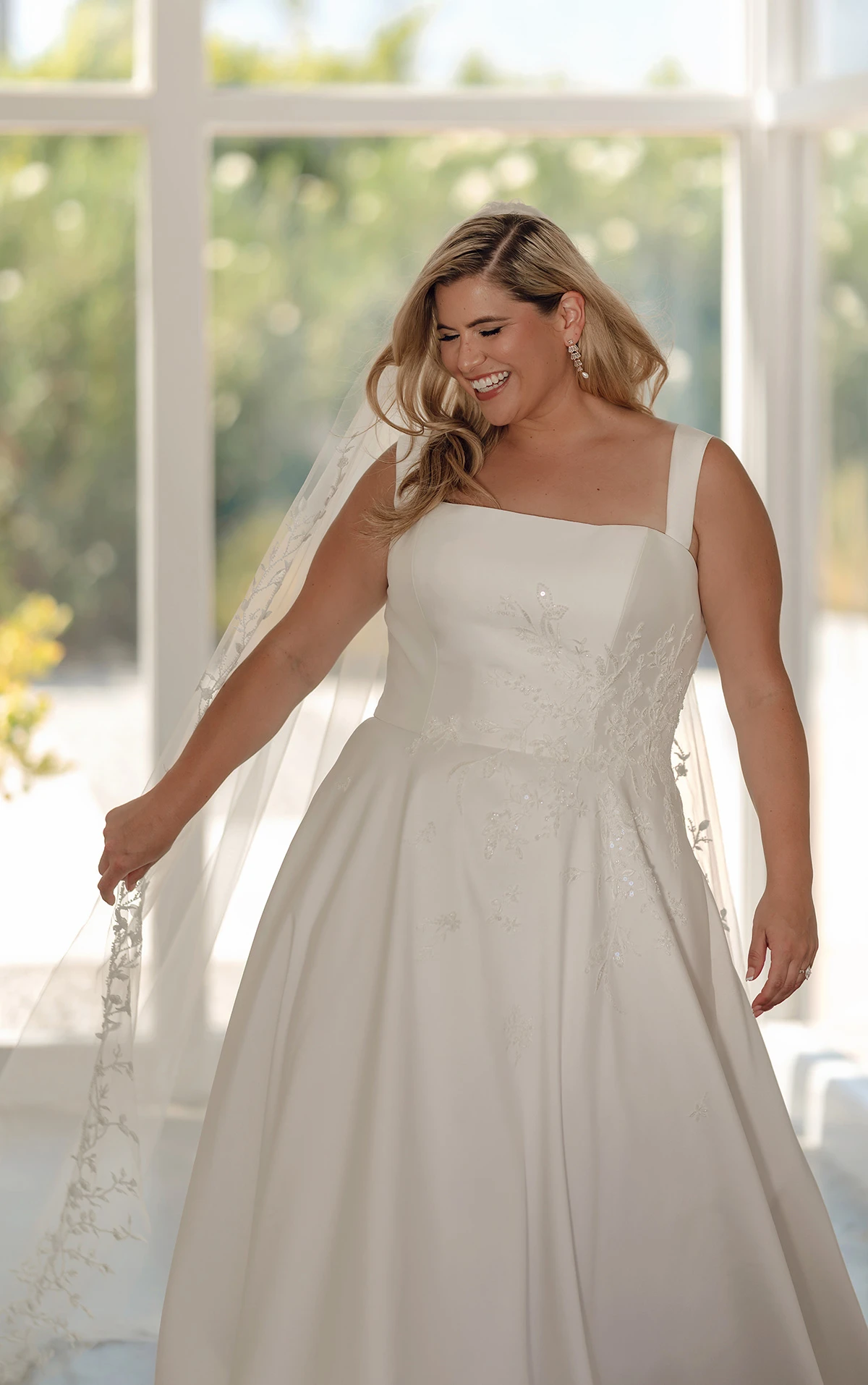 sy8217+ A-Linien-Brautkleid in Übergröße aus Mikado mit abnehmbaren Trägern und floralen Details  by Stella York
