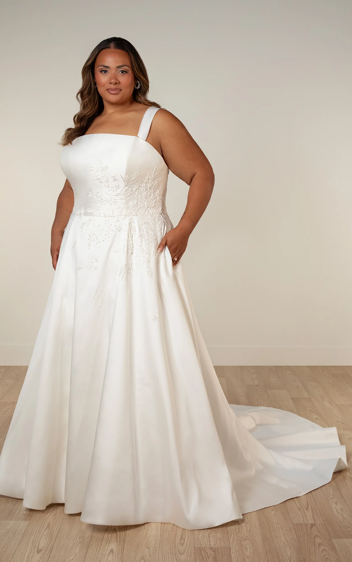 sy8217+ A-Linien-Brautkleid in Übergröße aus Mikado mit abnehmbaren Trägern und floralen Details  by Stella York