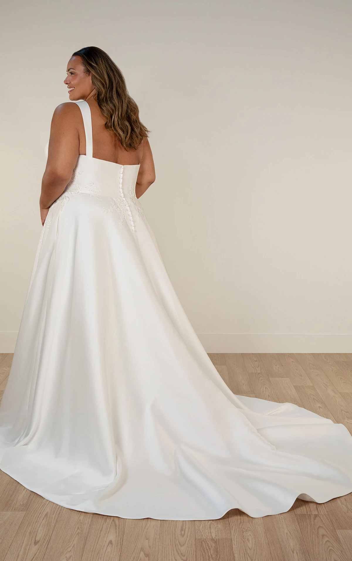 sy8217+ A-Linien-Brautkleid in Übergröße aus Mikado mit abnehmbaren Trägern und floralen Details  by Stella York