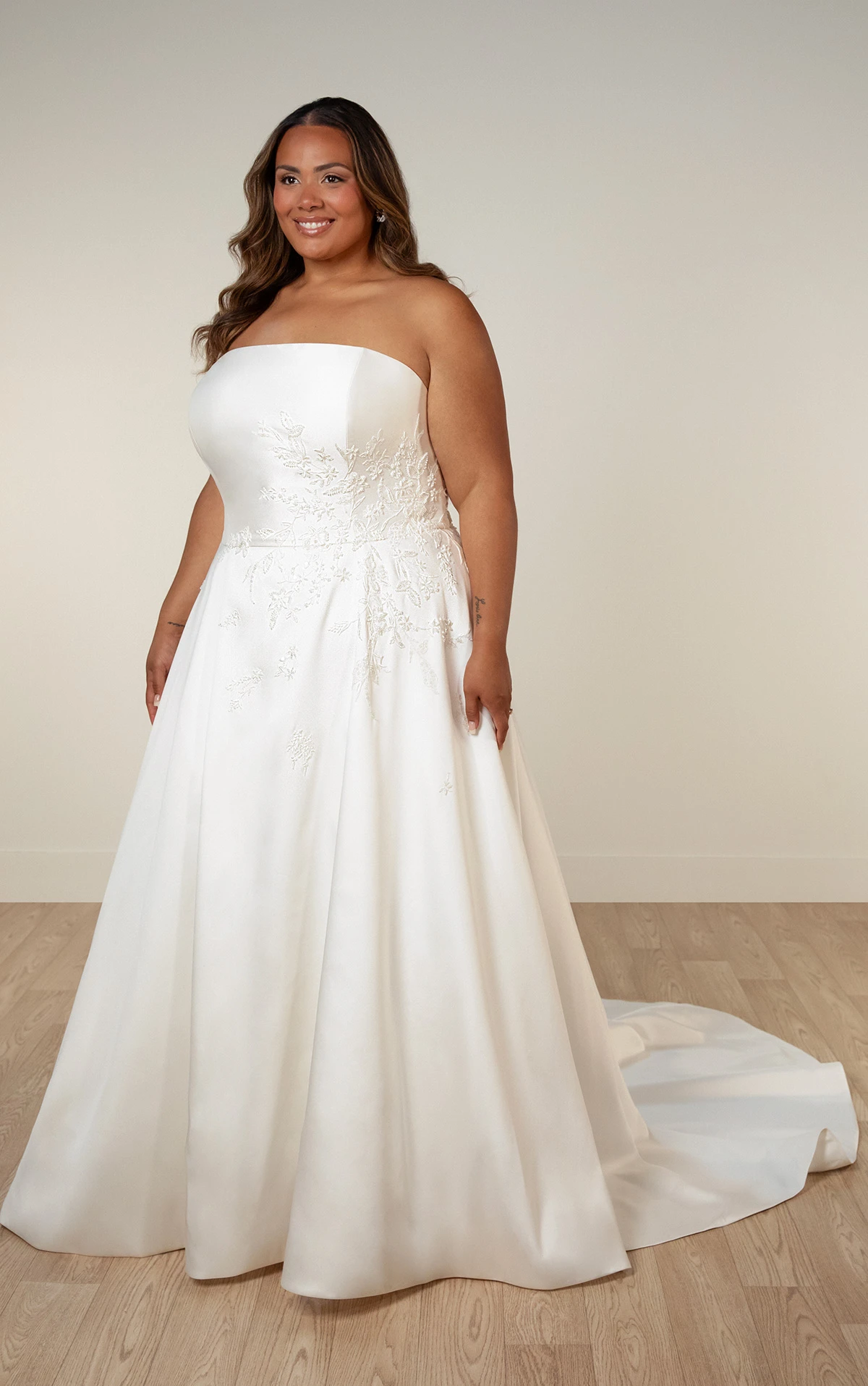 sy8217+ A-Linien-Brautkleid in Übergröße aus Mikado mit abnehmbaren Trägern und floralen Details  by Stella York
