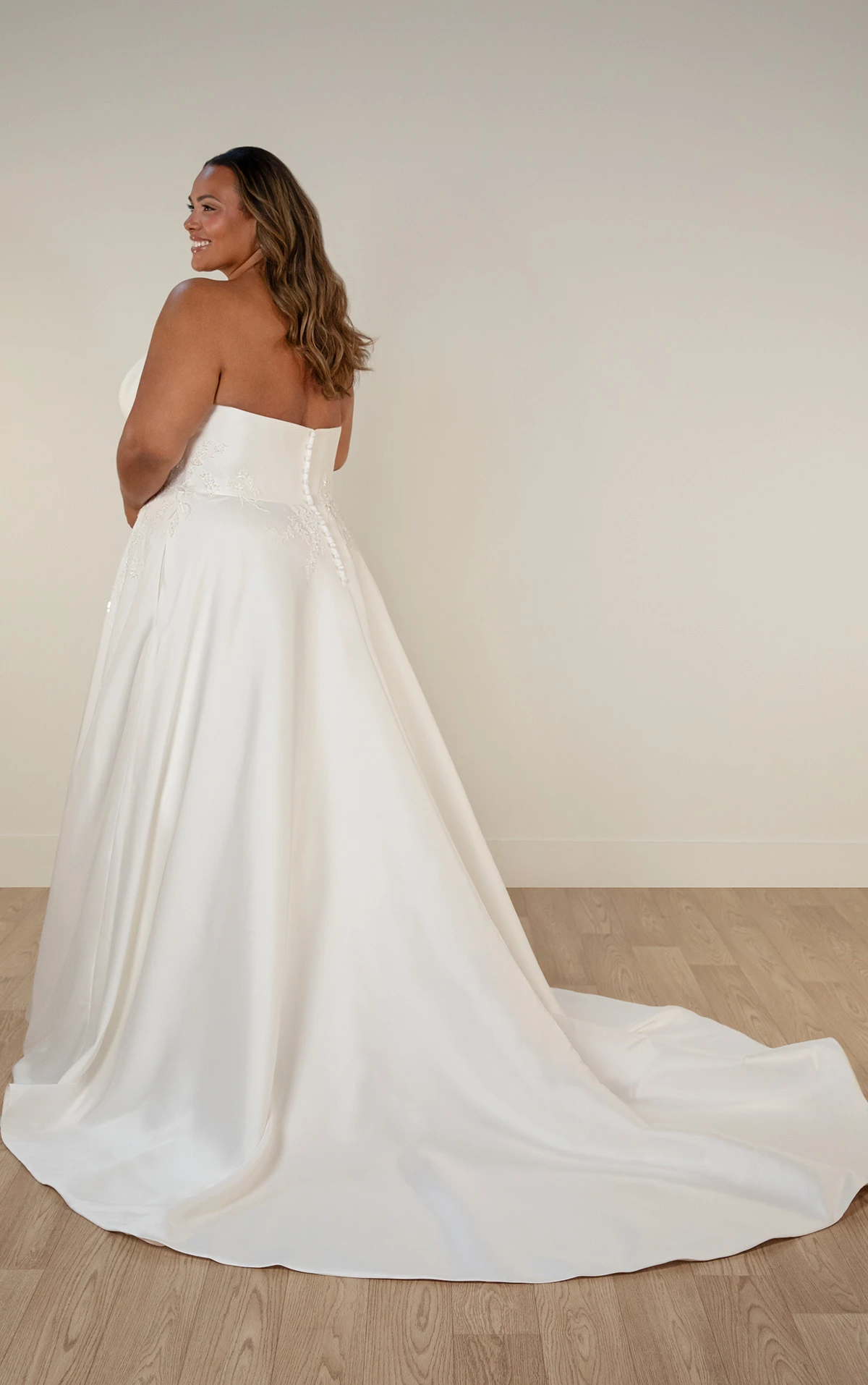 sy8217+ A-Linien-Brautkleid in Übergröße aus Mikado mit abnehmbaren Trägern und floralen Details  by Stella York