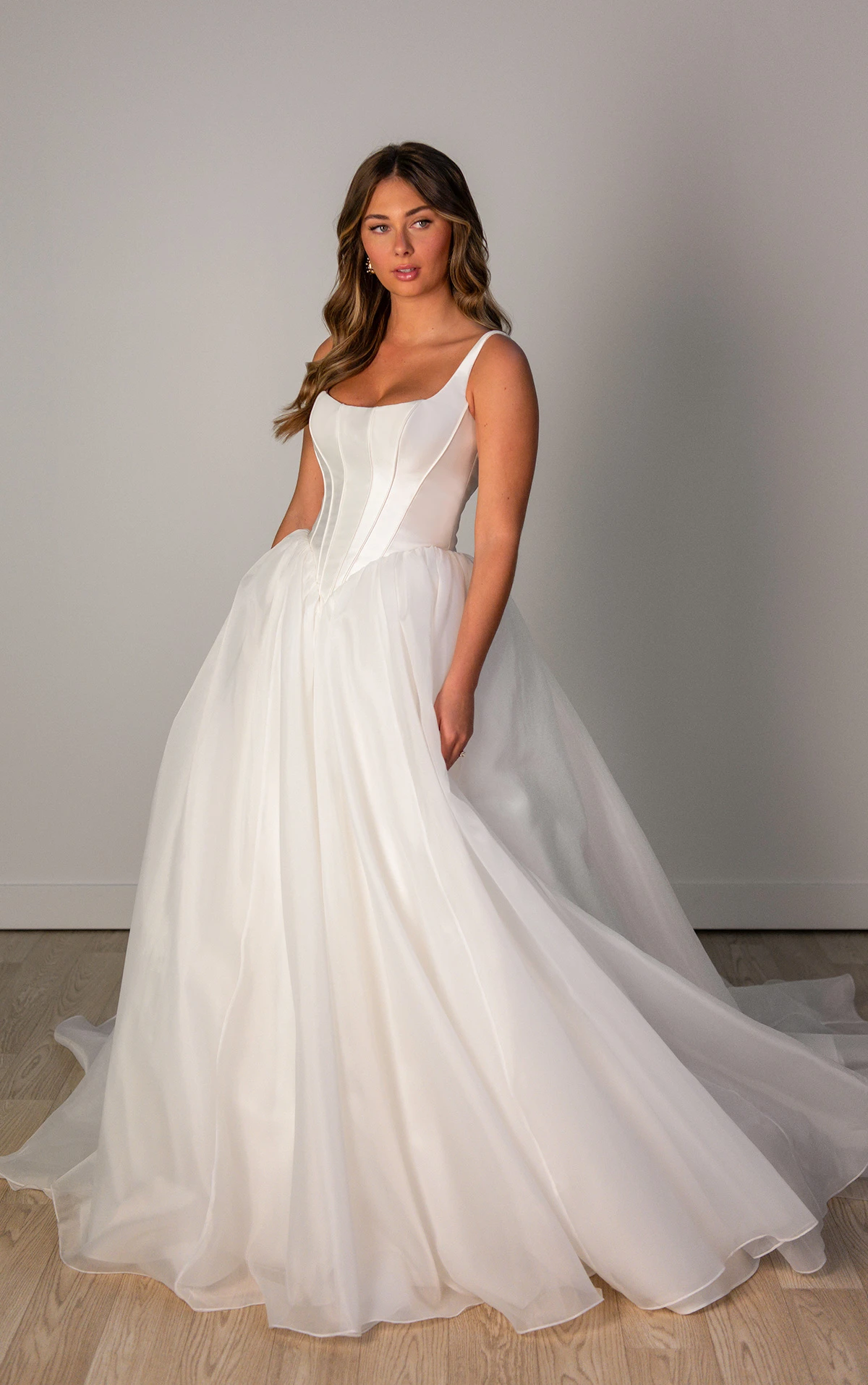 sy8222 Ball-Brautkleid aus Mikado und Organza mit Rundhalsausschnitt  by Stella York