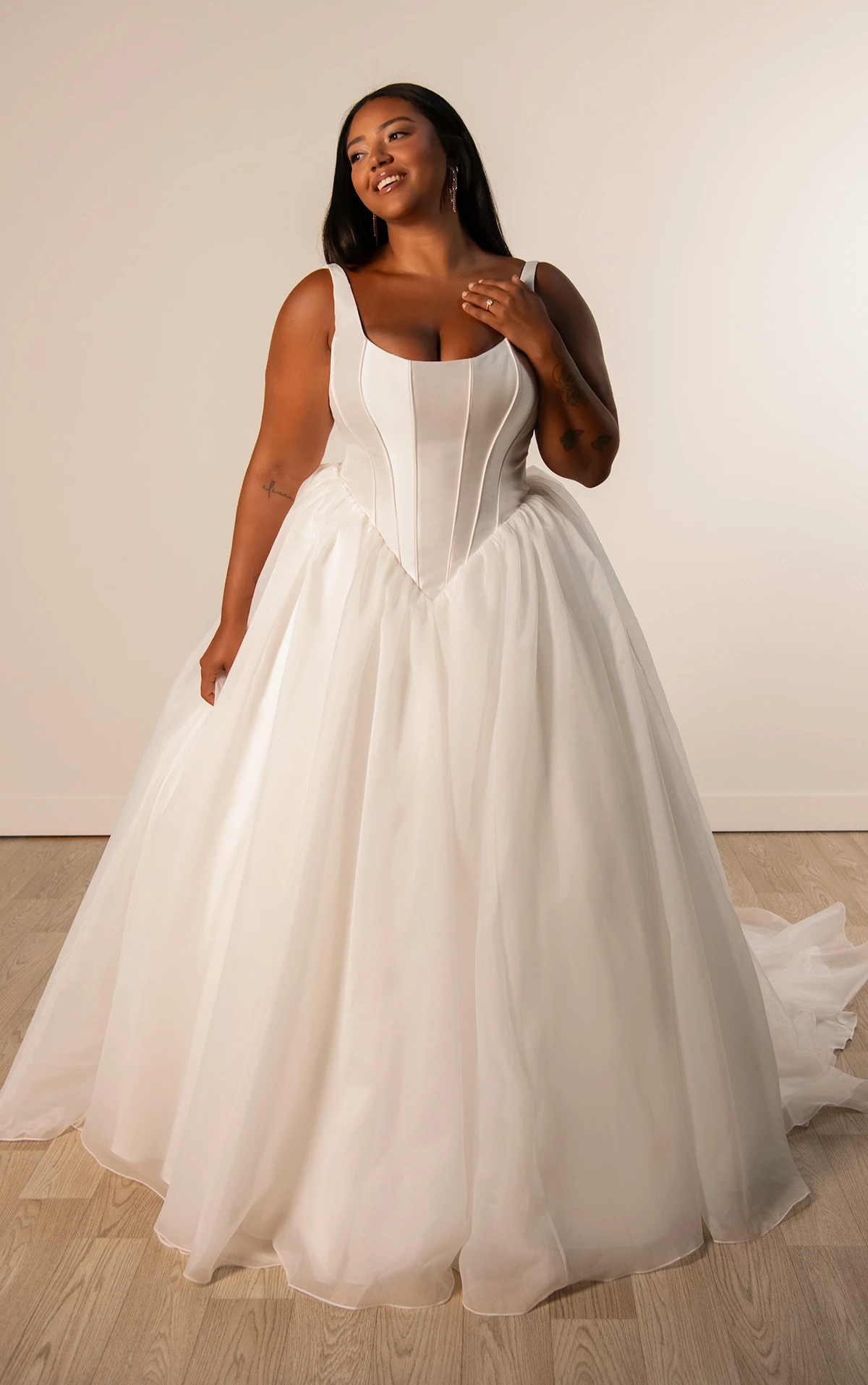 sy8222+ Ball-Brautkleid in Übergröße aus Mikado und Organza mit Rundhalsausschnitt  by Stella York