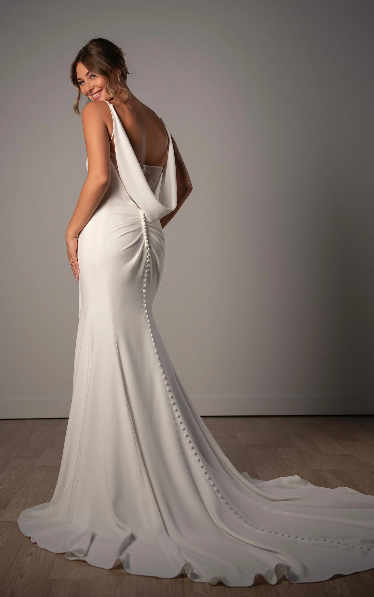 sy8224 Etui-Brautkleid mit Spaghettiträgern und abnehmbarem Wasserfallausschnitt am Rücken  by Stella York