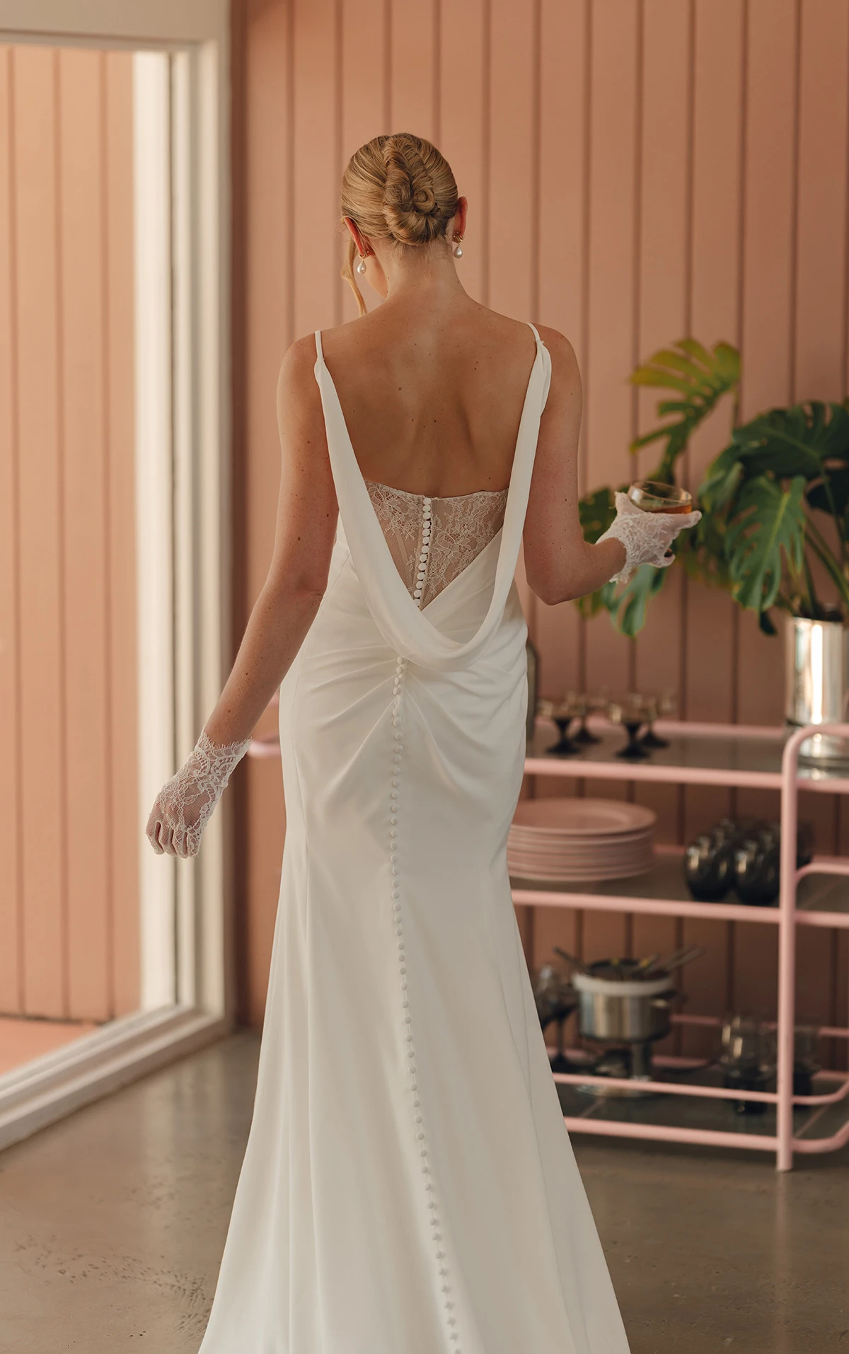 sy8224 Etui-Brautkleid mit Spaghettiträgern und abnehmbarem Wasserfallausschnitt am Rücken  by Stella York