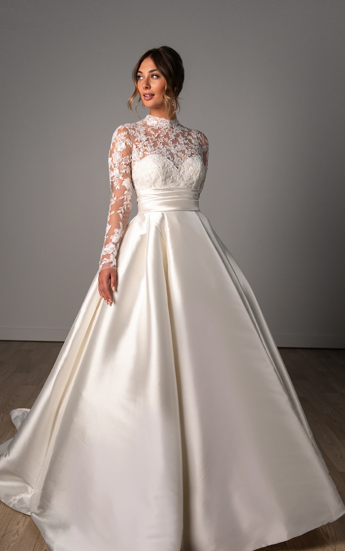 sy8230 Schlichtes A-Linien-Brautkleid mit langen Ärmeln und hohem Ausschnitt  by Stella York