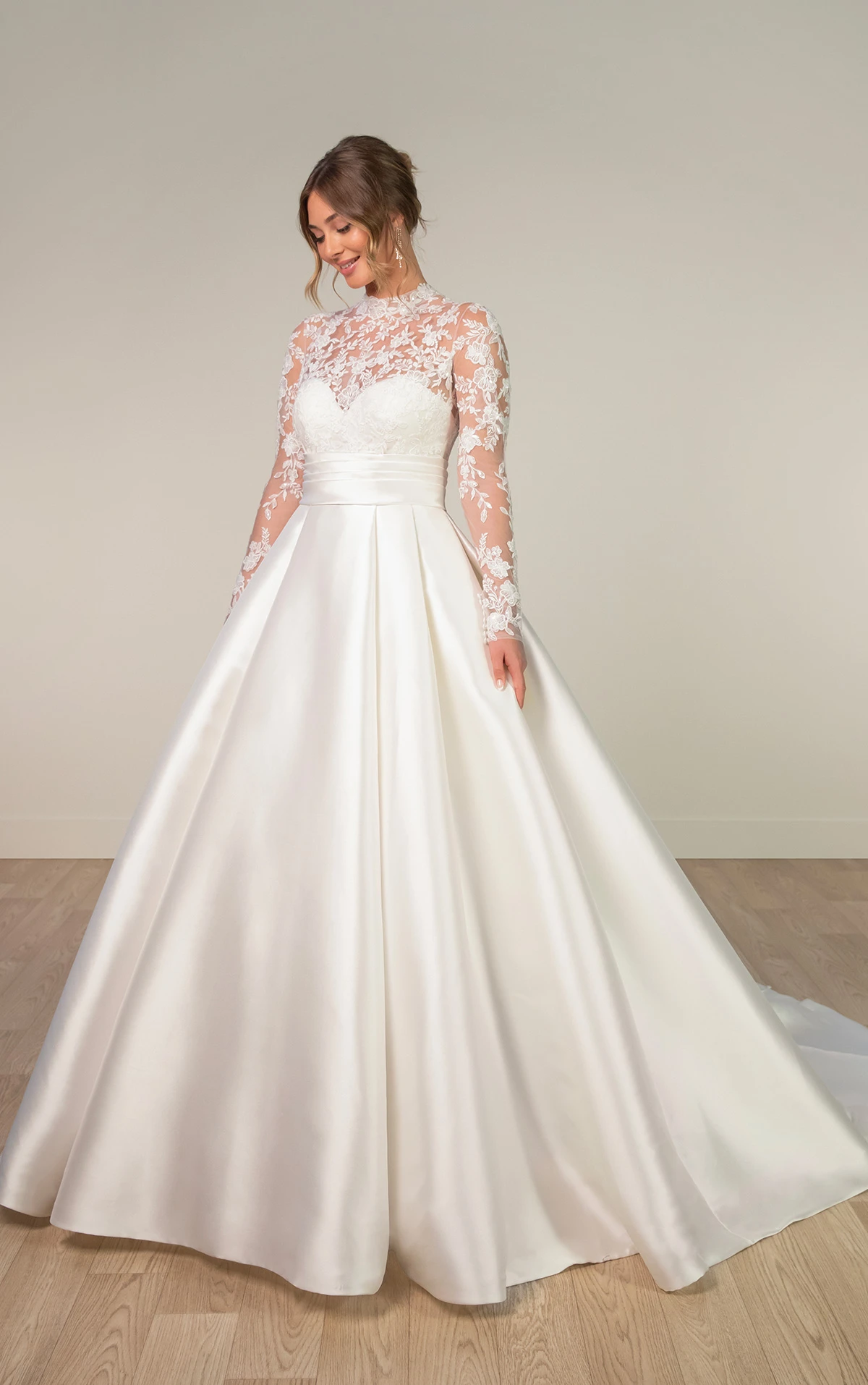 sy8230 Schlichtes A-Linien-Brautkleid mit langen Ärmeln und hohem Ausschnitt  by Stella York