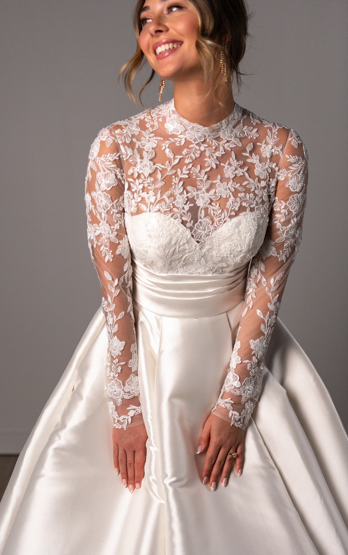 sy8230 Schlichtes A-Linien-Brautkleid mit langen Ärmeln und hohem Ausschnitt  by Stella York