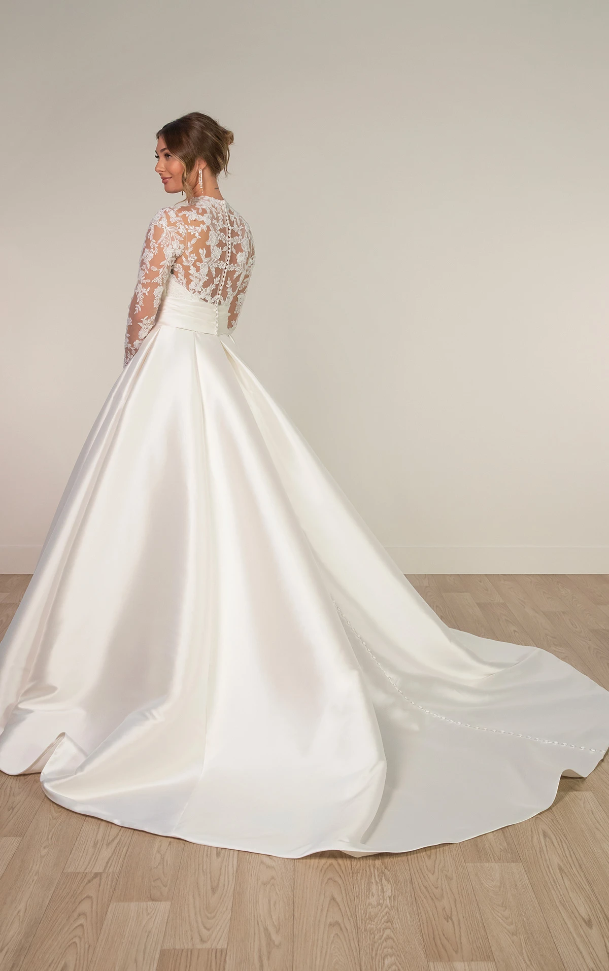 sy8230 Schlichtes A-Linien-Brautkleid mit langen Ärmeln und hohem Ausschnitt  by Stella York
