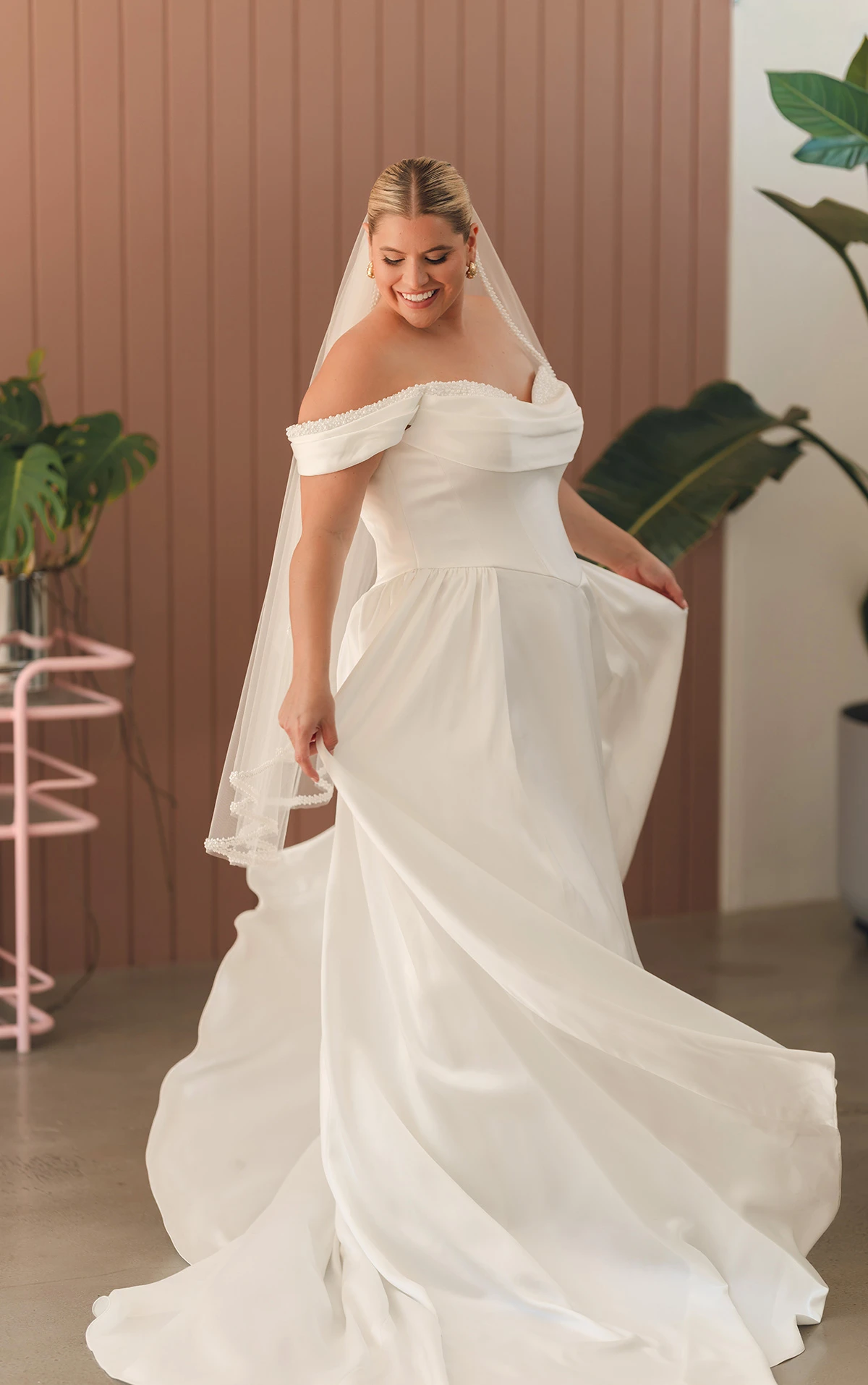 sy8236 A-Linien-Brautkleid aus Satin mit perlenbesetztem herzförmigen Ausschnitt  by Stella York