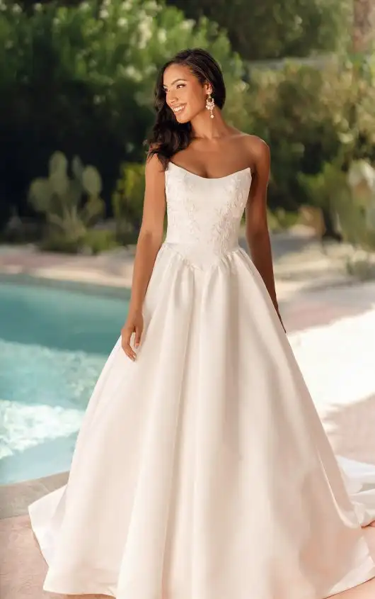 Trägerloses Ball-Brautkleid aus edlem Satin mit Cat-Eye-Ausschnitt und modellierten Falten, SY8239, by Stella York