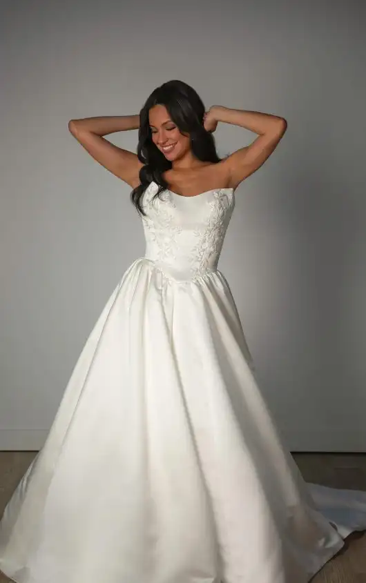 Trägerloses Ball-Brautkleid aus edlem Satin mit Cat-Eye-Ausschnitt und modellierten Falten, SY8239, by Stella York alternate image