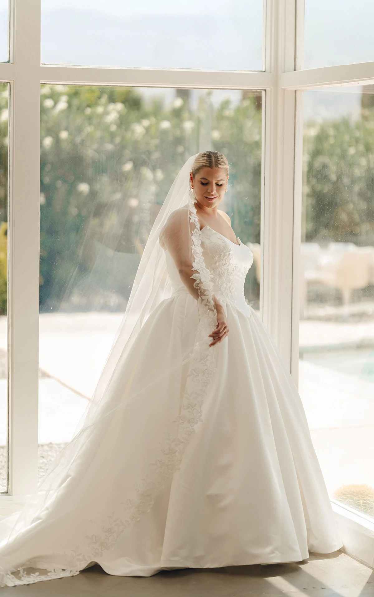 sy8239 Trägerloses Ball-Brautkleid aus edlem Satin mit Cat-Eye-Ausschnitt und modellierten Falten  by Stella York