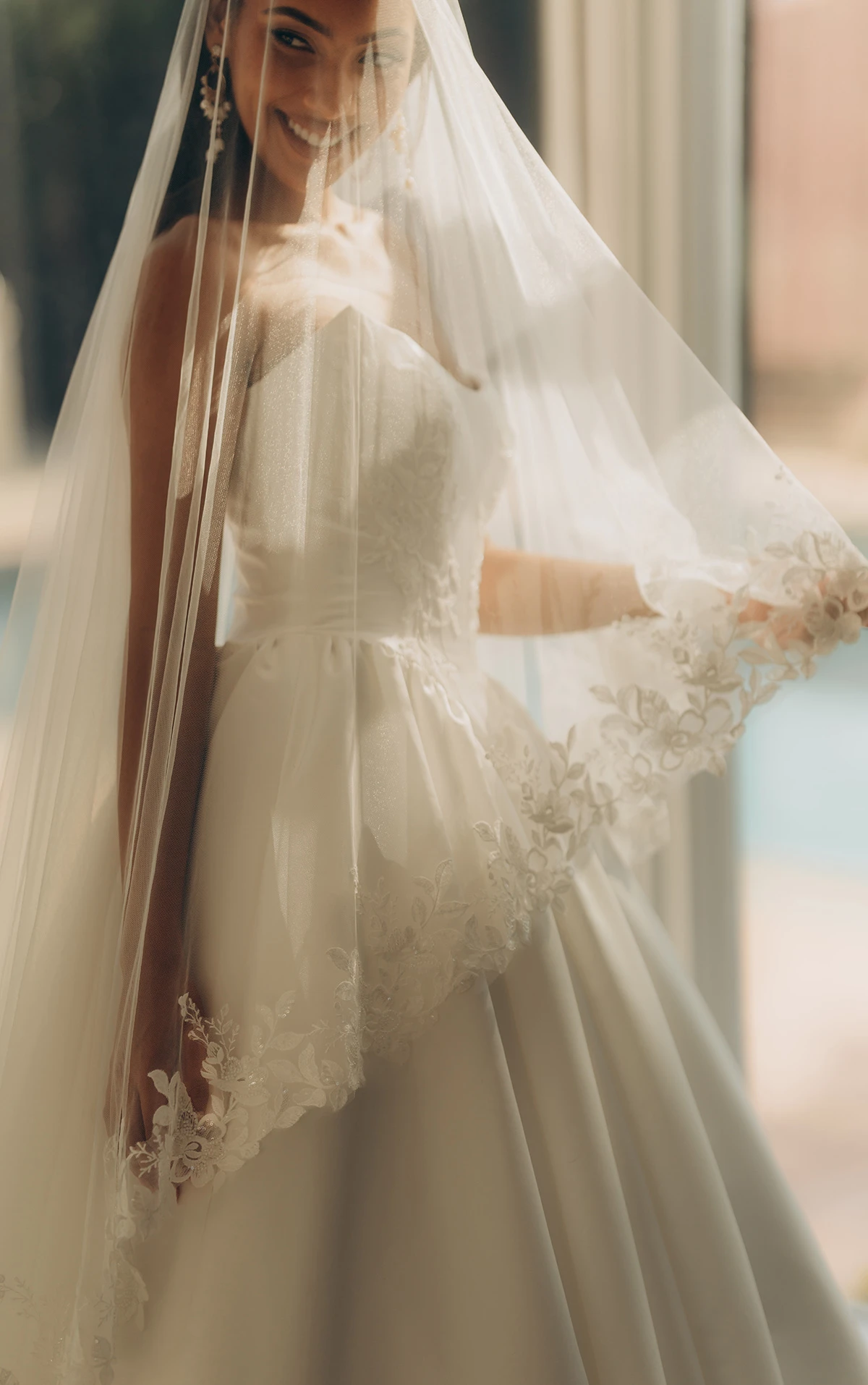 sy8239 Trägerloses Ball-Brautkleid aus edlem Satin mit Cat-Eye-Ausschnitt und modellierten Falten  by Stella York