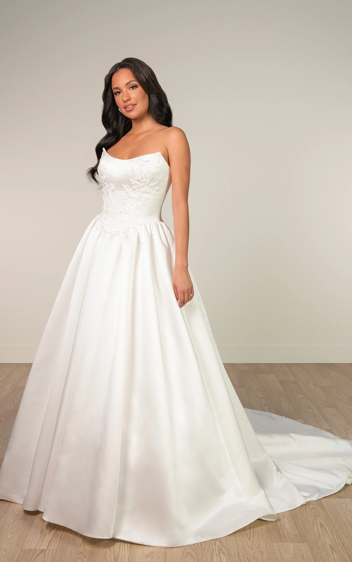 sy8239 Trägerloses Ball-Brautkleid aus edlem Satin mit Cat-Eye-Ausschnitt und modellierten Falten  by Stella York