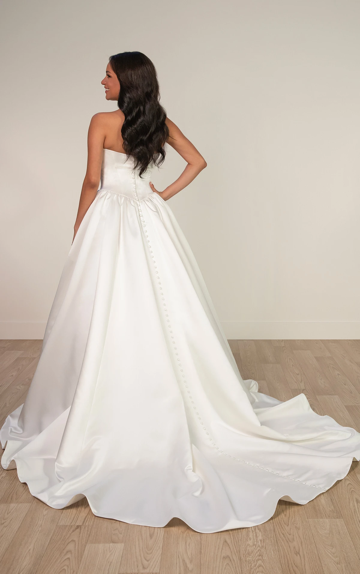 sy8239 Trägerloses Ball-Brautkleid aus edlem Satin mit Cat-Eye-Ausschnitt und modellierten Falten  by Stella York