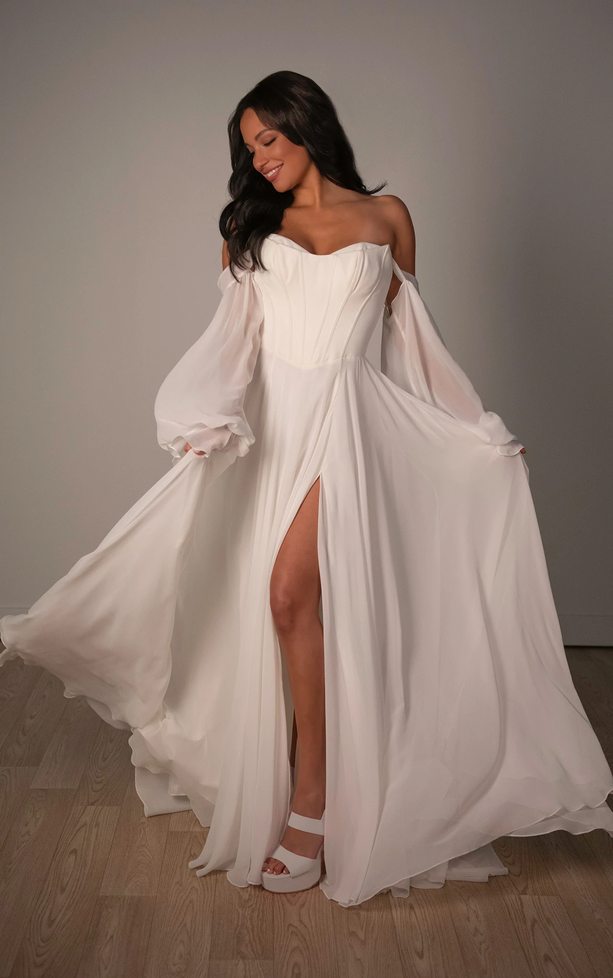 sy8244 A-Linien-Brautkleid mit 3D-Blumenapplikationen am Ausschnitt  by Stella York