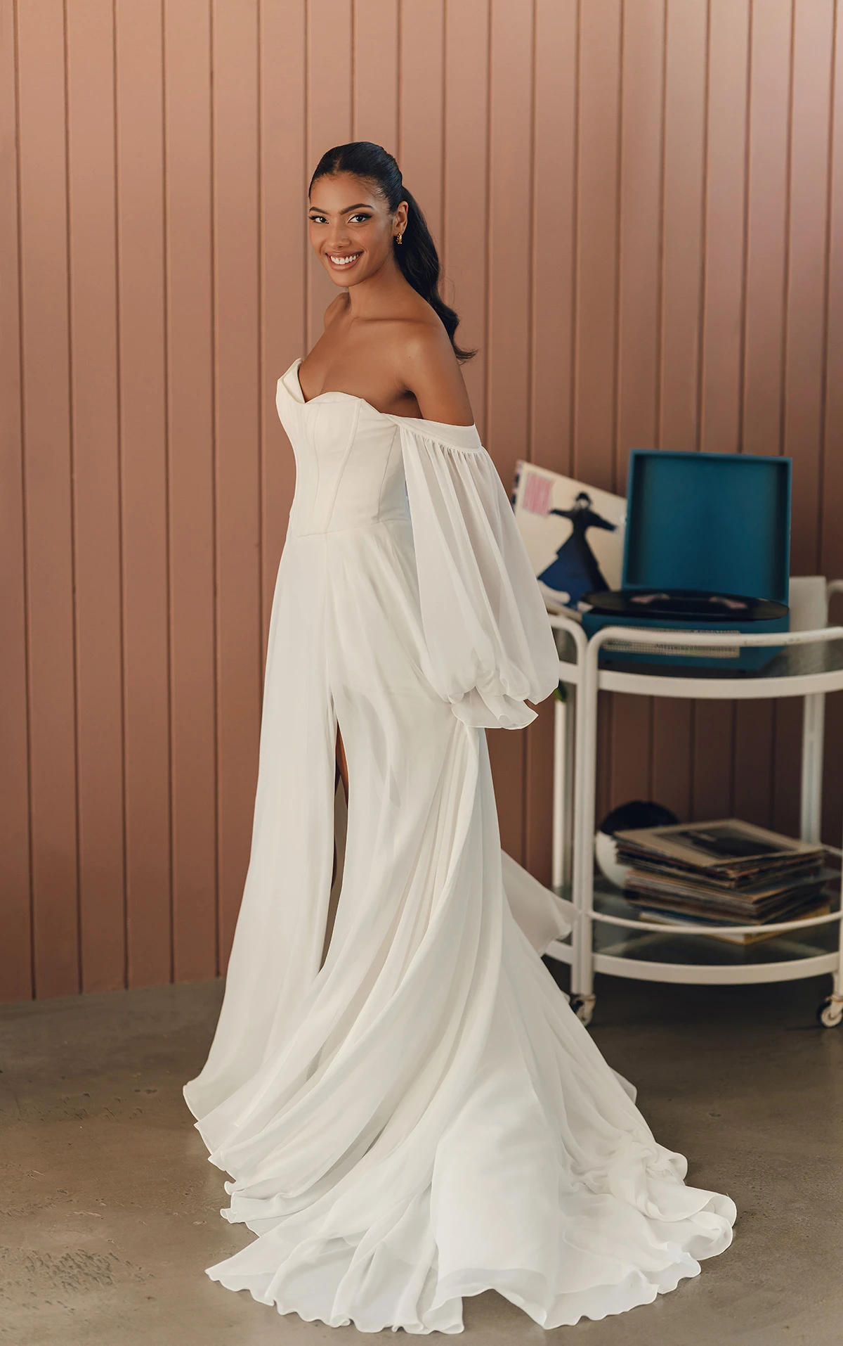 sy8244 A-Linien-Brautkleid mit 3D-Blumenapplikationen am Ausschnitt  by Stella York