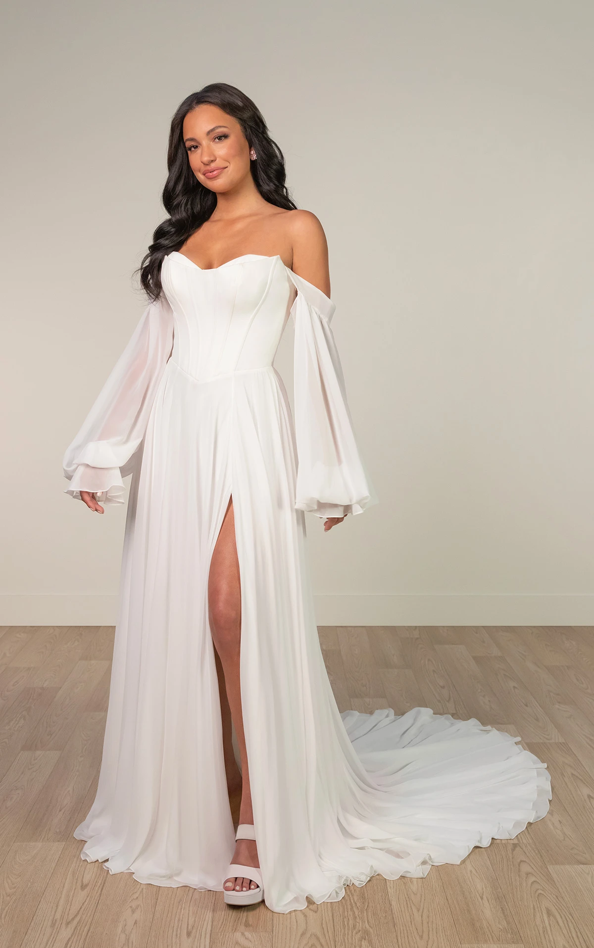 sy8244 A-Linien-Brautkleid mit 3D-Blumenapplikationen am Ausschnitt  by Stella York