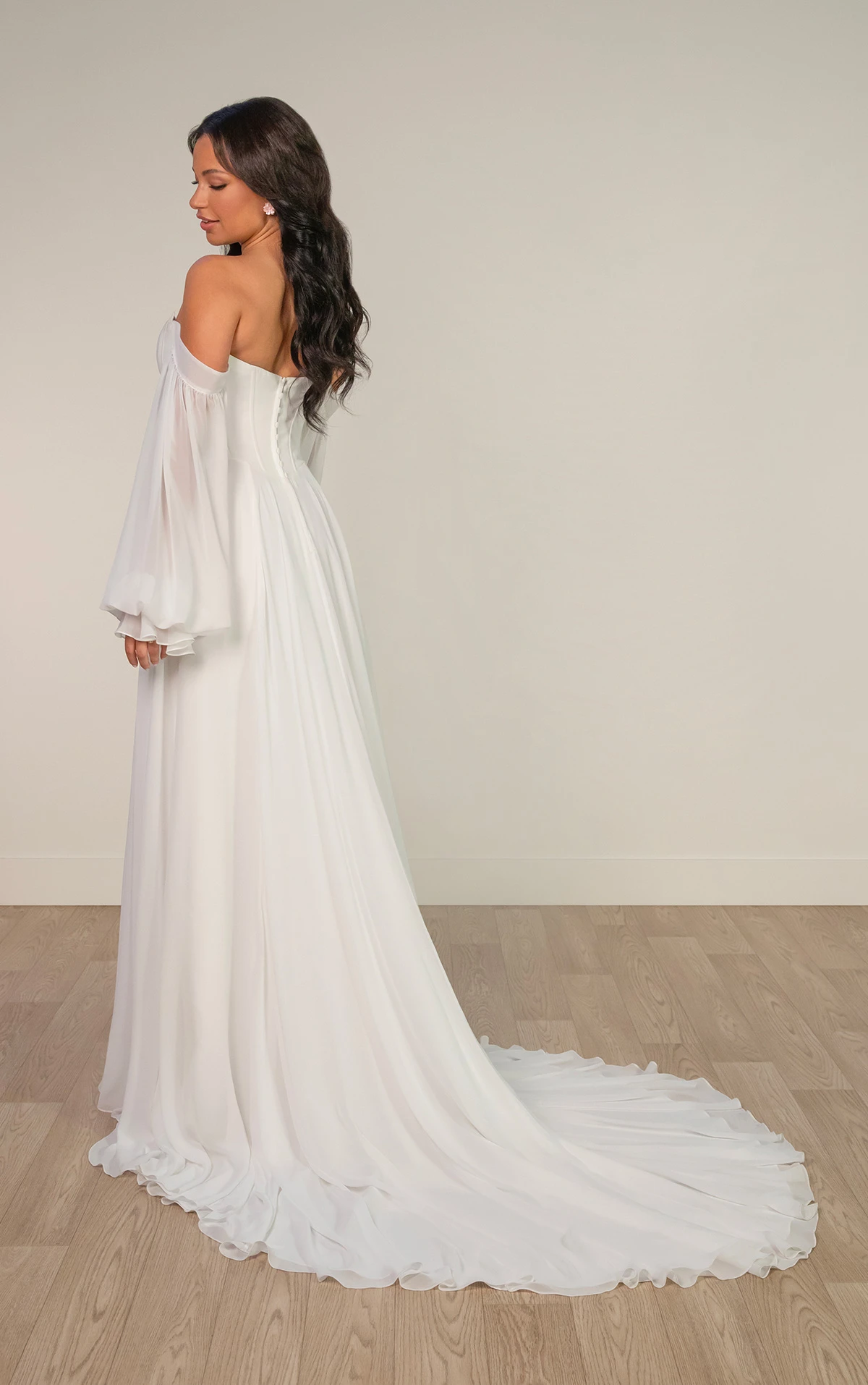sy8244 A-Linien-Brautkleid mit 3D-Blumenapplikationen am Ausschnitt  by Stella York