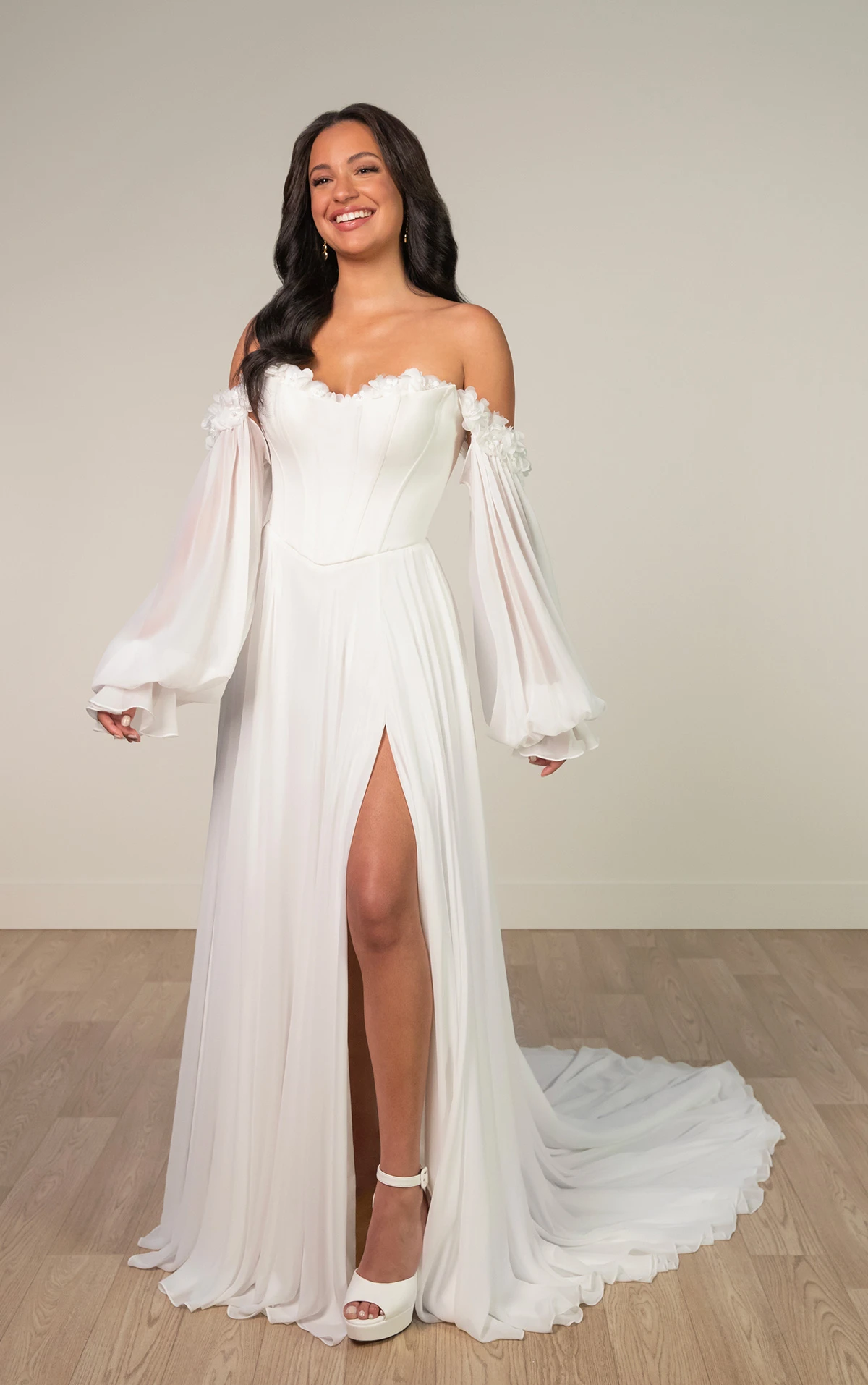 sy8244 A-Linien-Brautkleid mit 3D-Blumenapplikationen am Ausschnitt  by Stella York