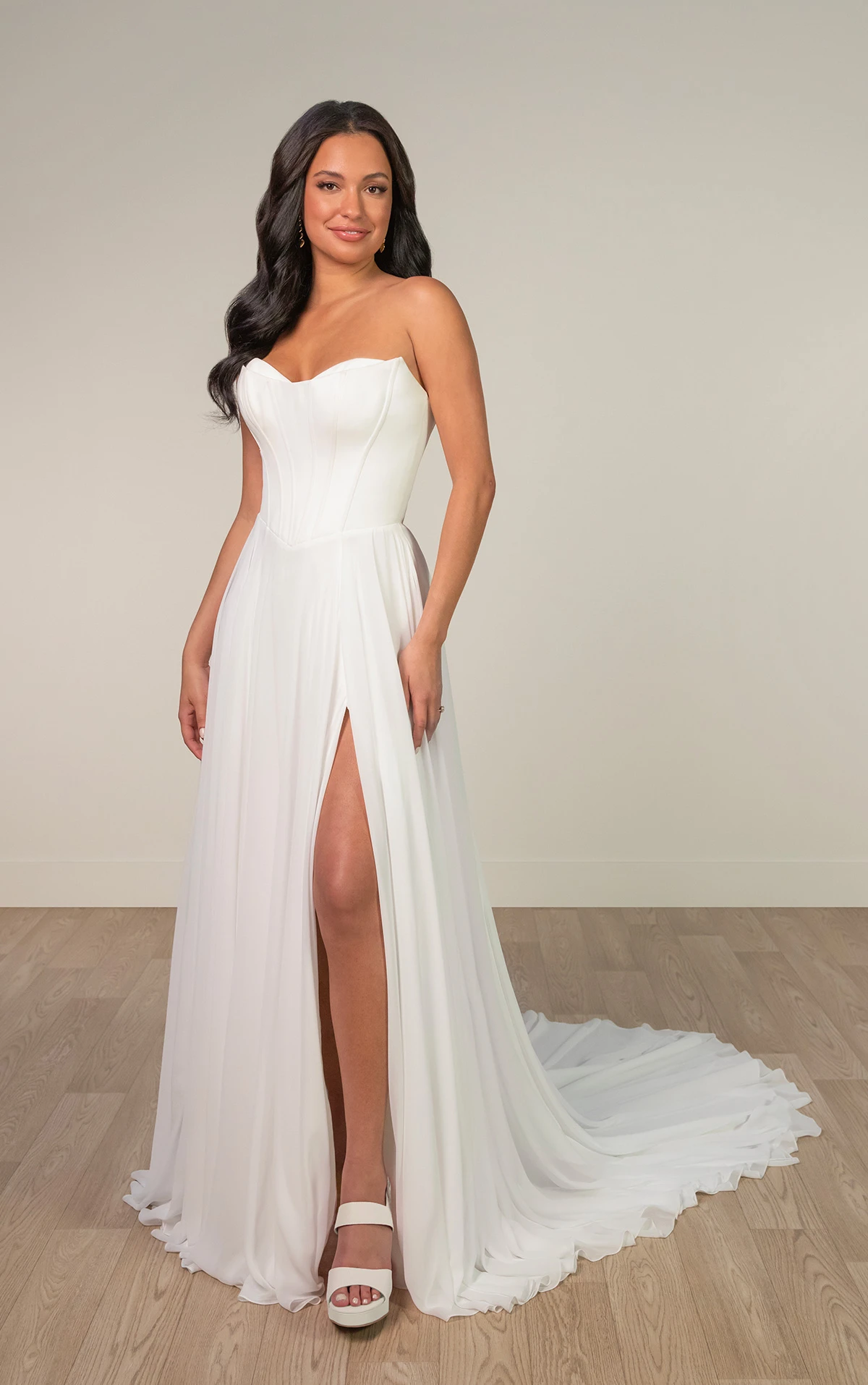 sy8244 A-Linien-Brautkleid mit 3D-Blumenapplikationen am Ausschnitt  by Stella York
