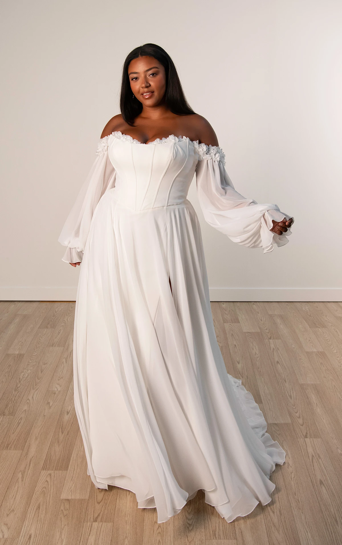 sy8244+ A-Linien-Brautkleid in Übergröße mit 3D-Blumenapplikationen am Ausschnitt  by Stella York
