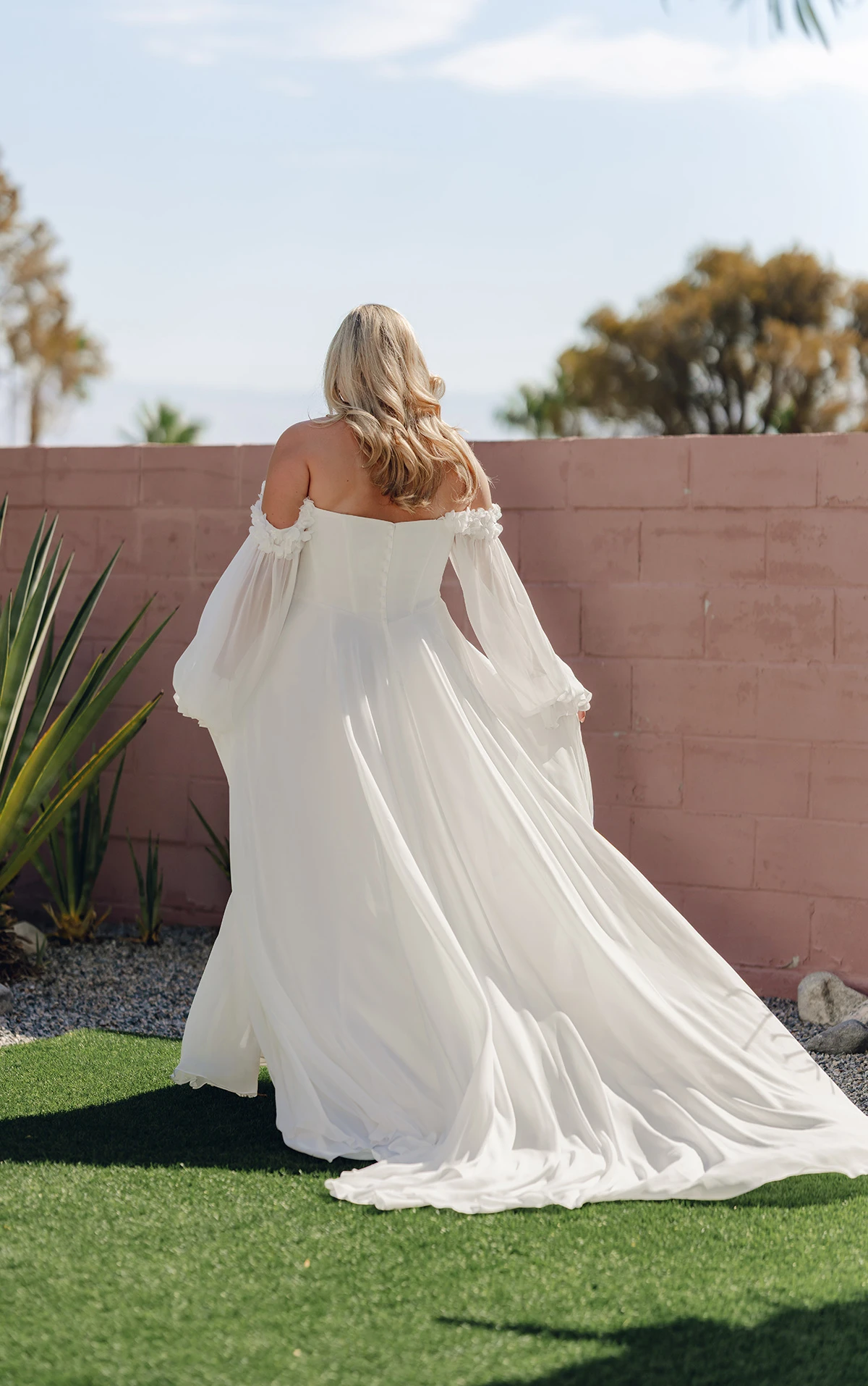 sy8244+ A-Linien-Brautkleid in Übergröße mit 3D-Blumenapplikationen am Ausschnitt  by Stella York