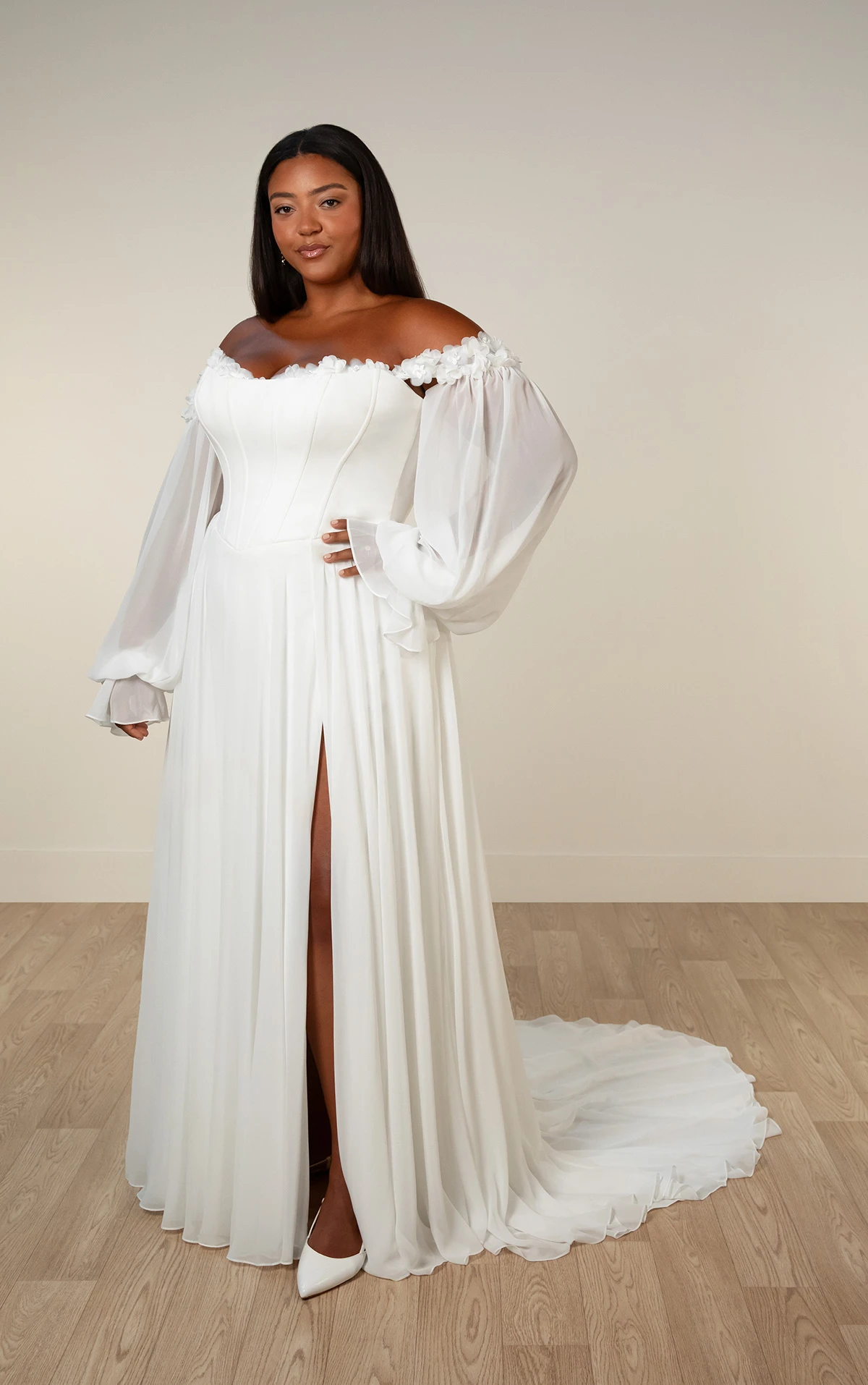 sy8244+ A-Linien-Brautkleid in Übergröße mit 3D-Blumenapplikationen am Ausschnitt  by Stella York