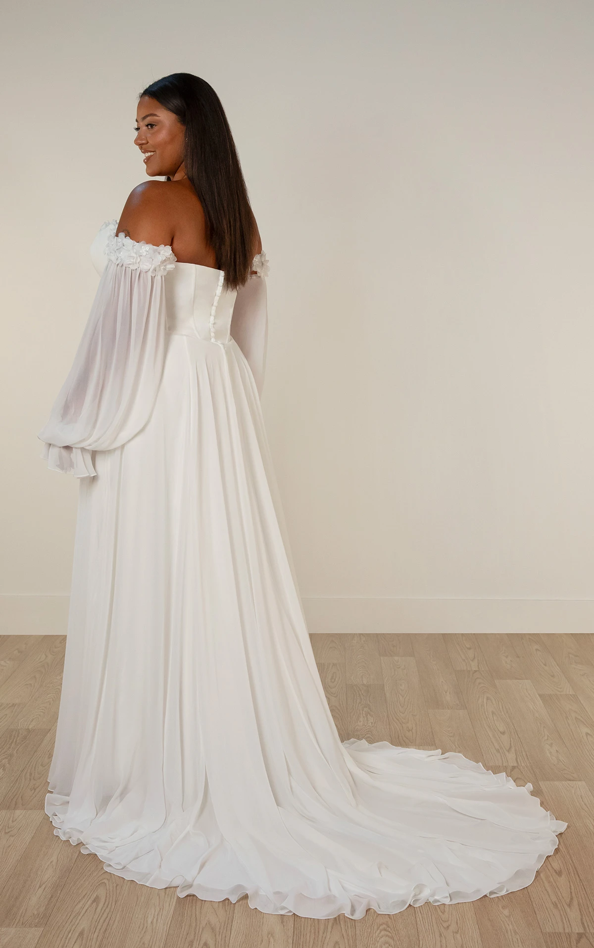 sy8244+ A-Linien-Brautkleid in Übergröße mit 3D-Blumenapplikationen am Ausschnitt  by Stella York