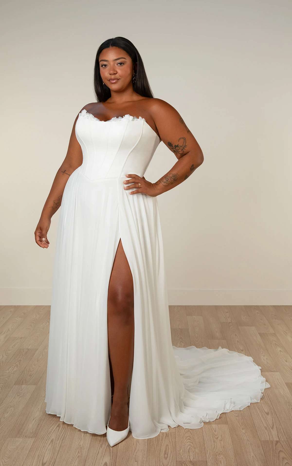 sy8244+ A-Linien-Brautkleid in Übergröße mit 3D-Blumenapplikationen am Ausschnitt  by Stella York