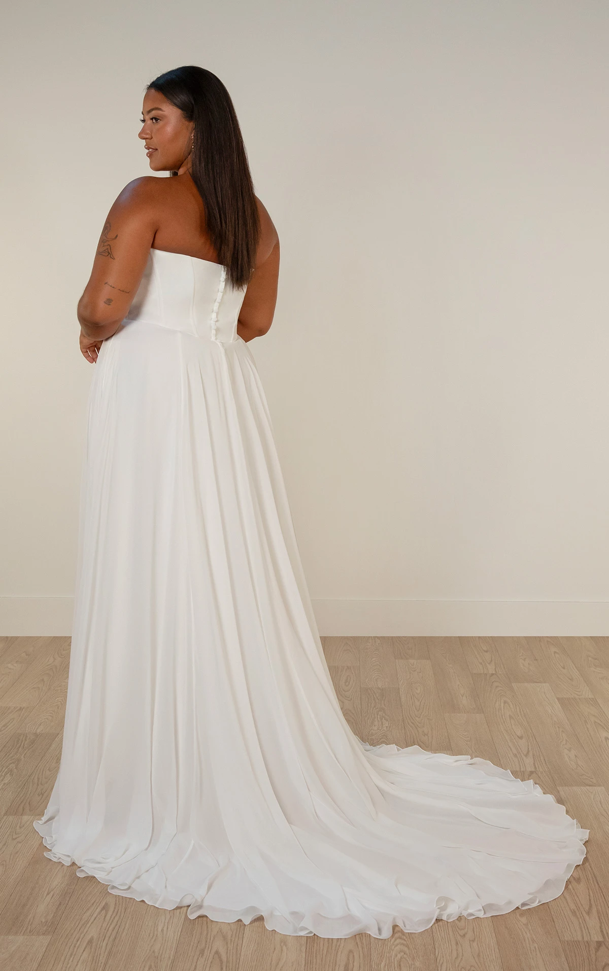 sy8244+ A-Linien-Brautkleid in Übergröße mit 3D-Blumenapplikationen am Ausschnitt  by Stella York