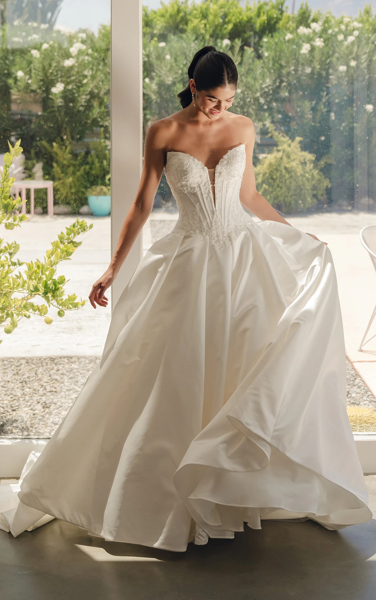 sy8246 Trägerloses A-Linien-Brautkleid aus Satin mit tiefem Ausschnitt und perlenbesetzter Spitze  by Stella York