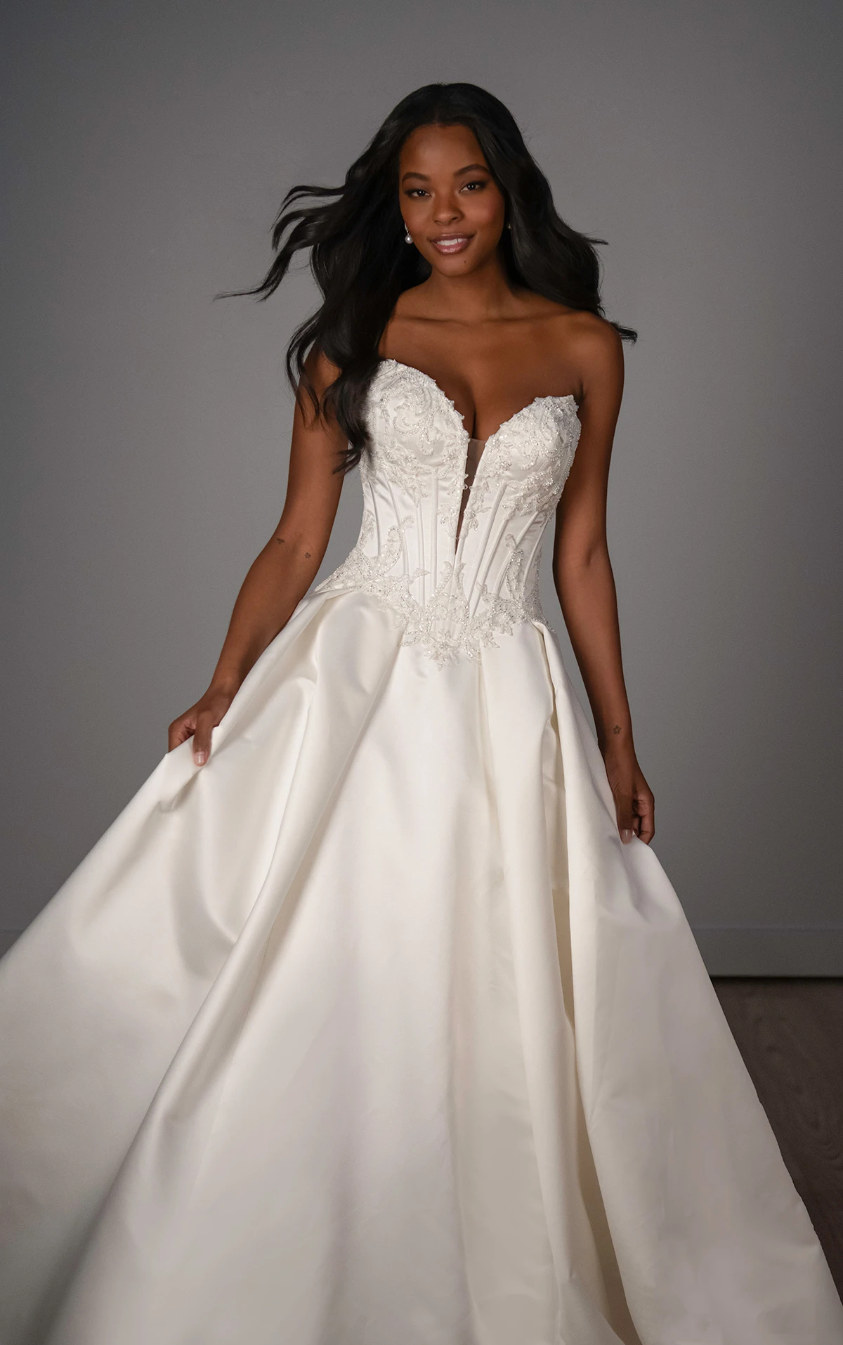 sy8246 Trägerloses A-Linien-Brautkleid aus Satin mit tiefem Ausschnitt und perlenbesetzter Spitze  by Stella York