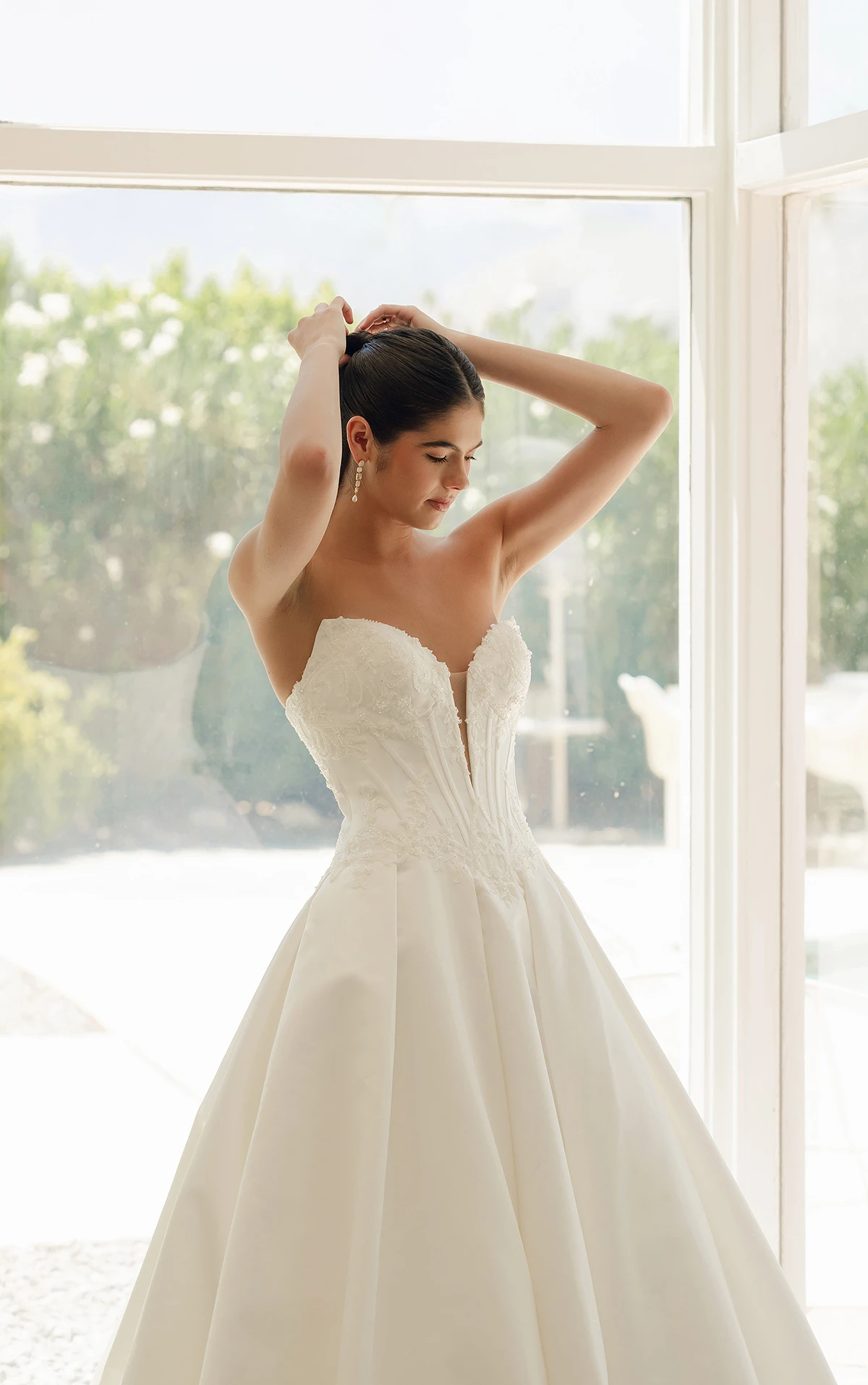 sy8246 Trägerloses A-Linien-Brautkleid aus Satin mit tiefem Ausschnitt und perlenbesetzter Spitze  by Stella York