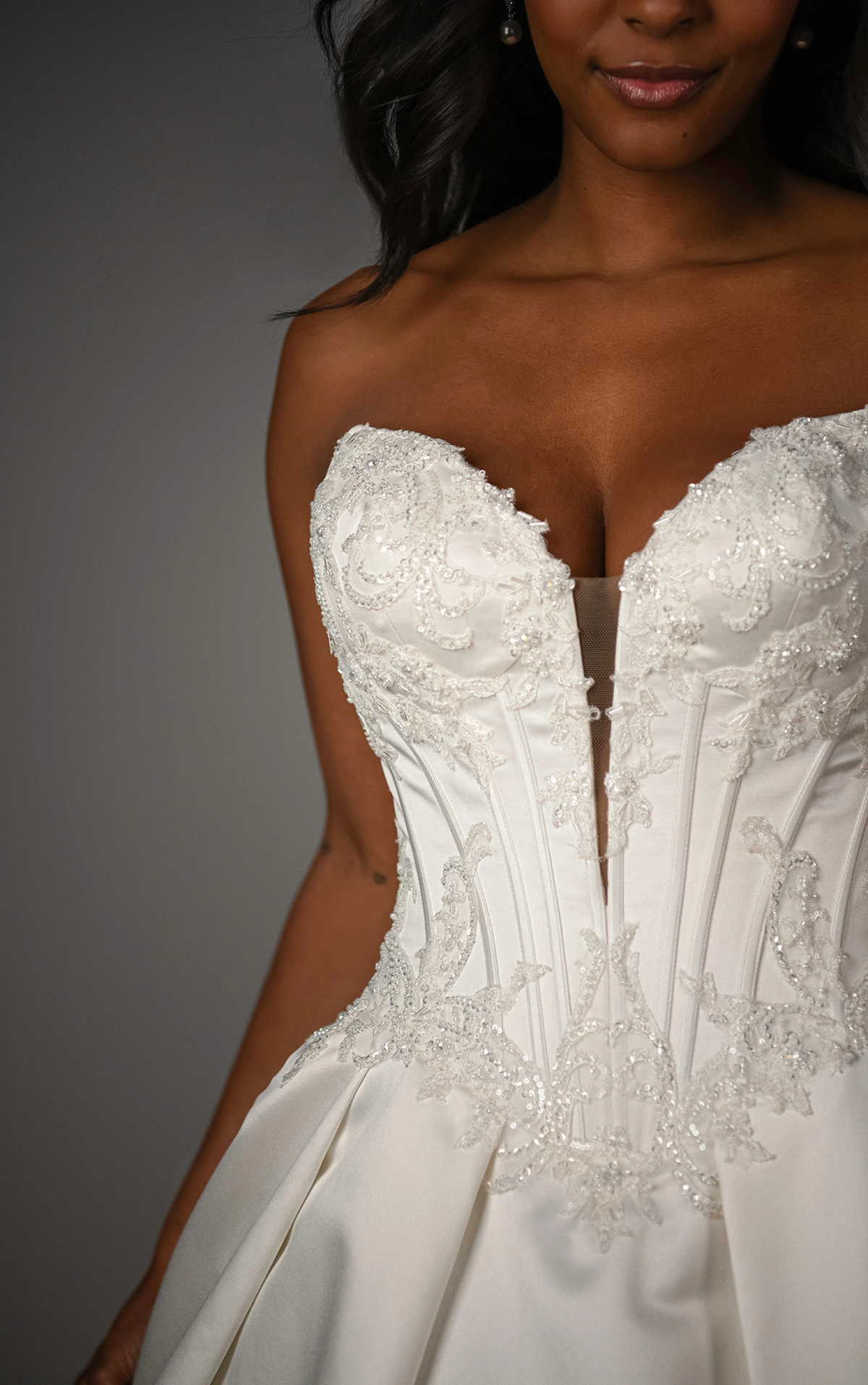 sy8246 Trägerloses A-Linien-Brautkleid aus Satin mit tiefem Ausschnitt und perlenbesetzter Spitze  by Stella York