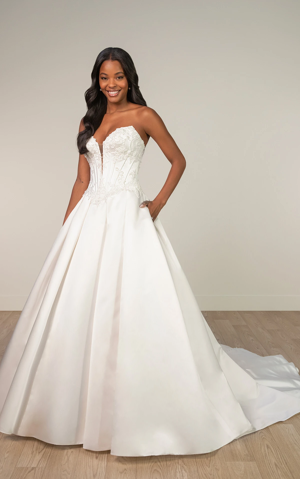 sy8246 Trägerloses A-Linien-Brautkleid aus Satin mit tiefem Ausschnitt und perlenbesetzter Spitze  by Stella York