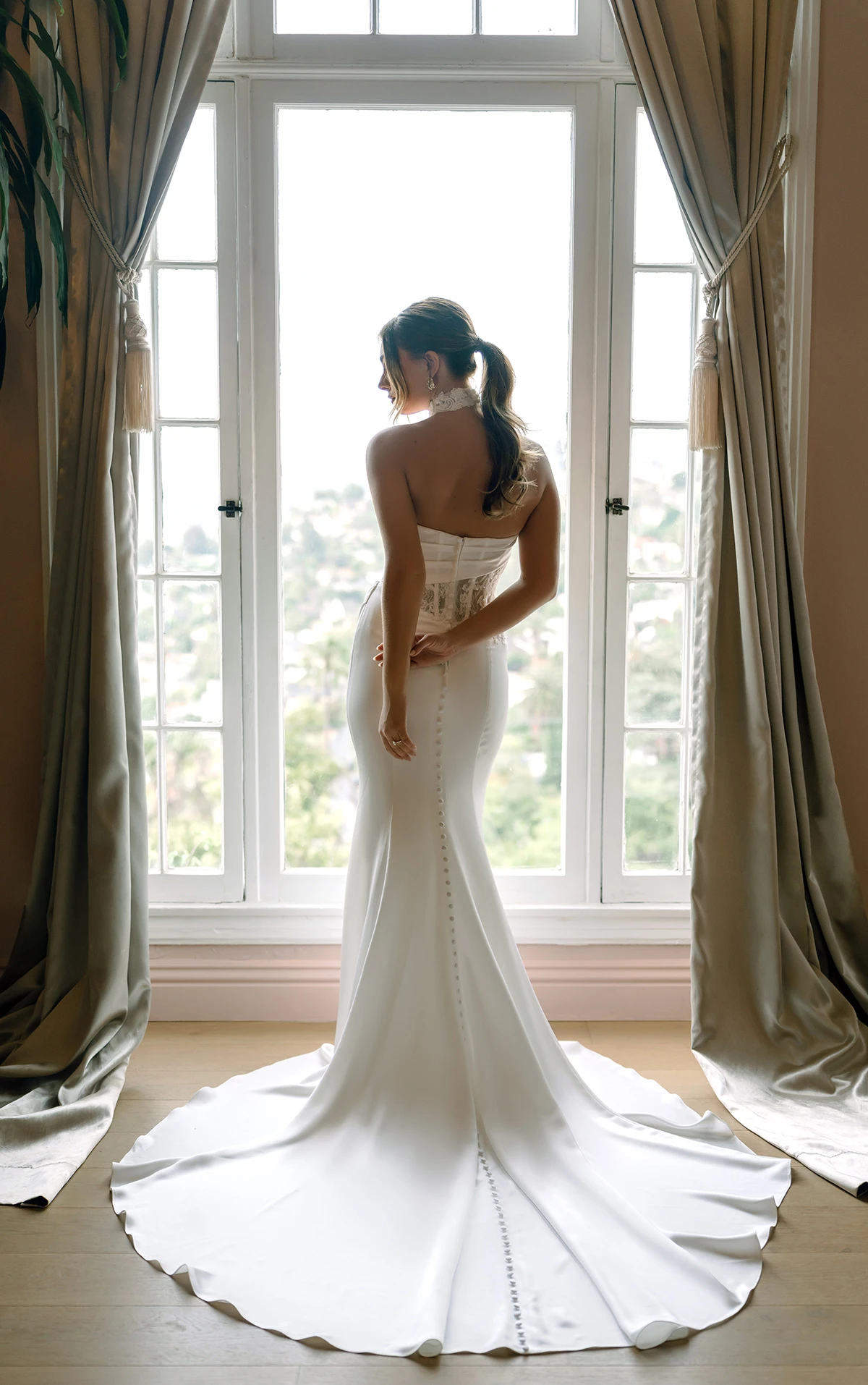 sy8248 Trägerloses Etui-Brautkleid aus Satin mit asymmetrischem Spitzenkorsett und Schlüssellochausschnitt  by Stella York