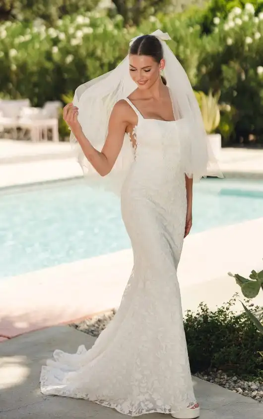 Brautkleid aus blätterartiger Spitze mit Rundhalsausschnitt und seitlichen Illusion-Cutouts, SY8253, by Stella York