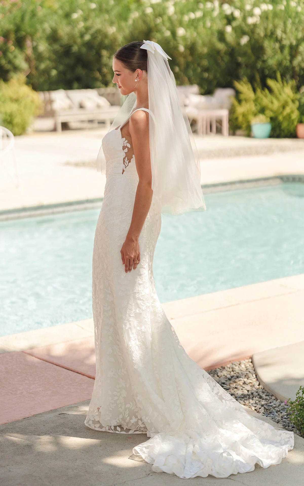 sy8253 Brautkleid aus blätterartiger Spitze mit Rundhalsausschnitt und seitlichen Illusion-Cutouts  by Stella York