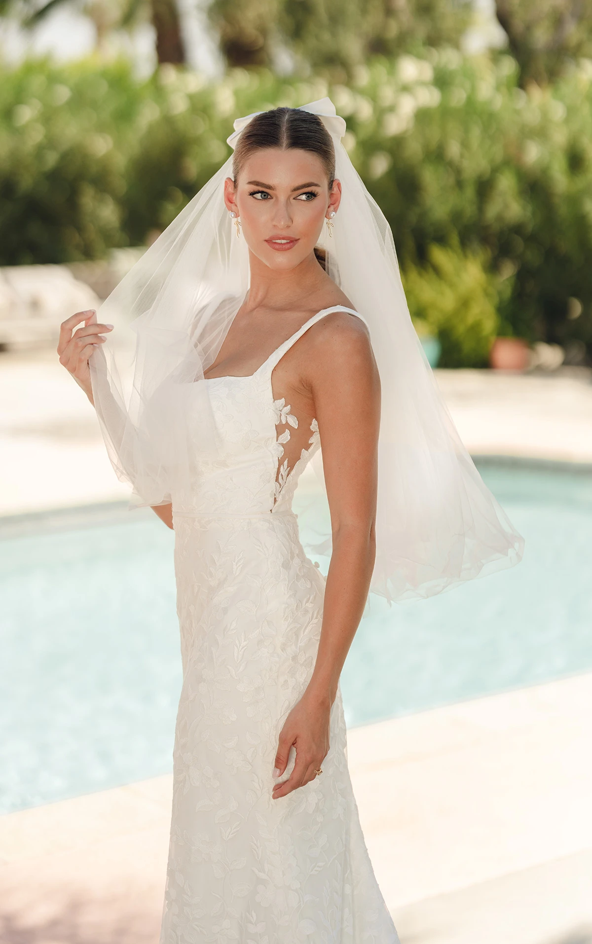 sy8253 Brautkleid aus blätterartiger Spitze mit Rundhalsausschnitt und seitlichen Illusion-Cutouts  by Stella York