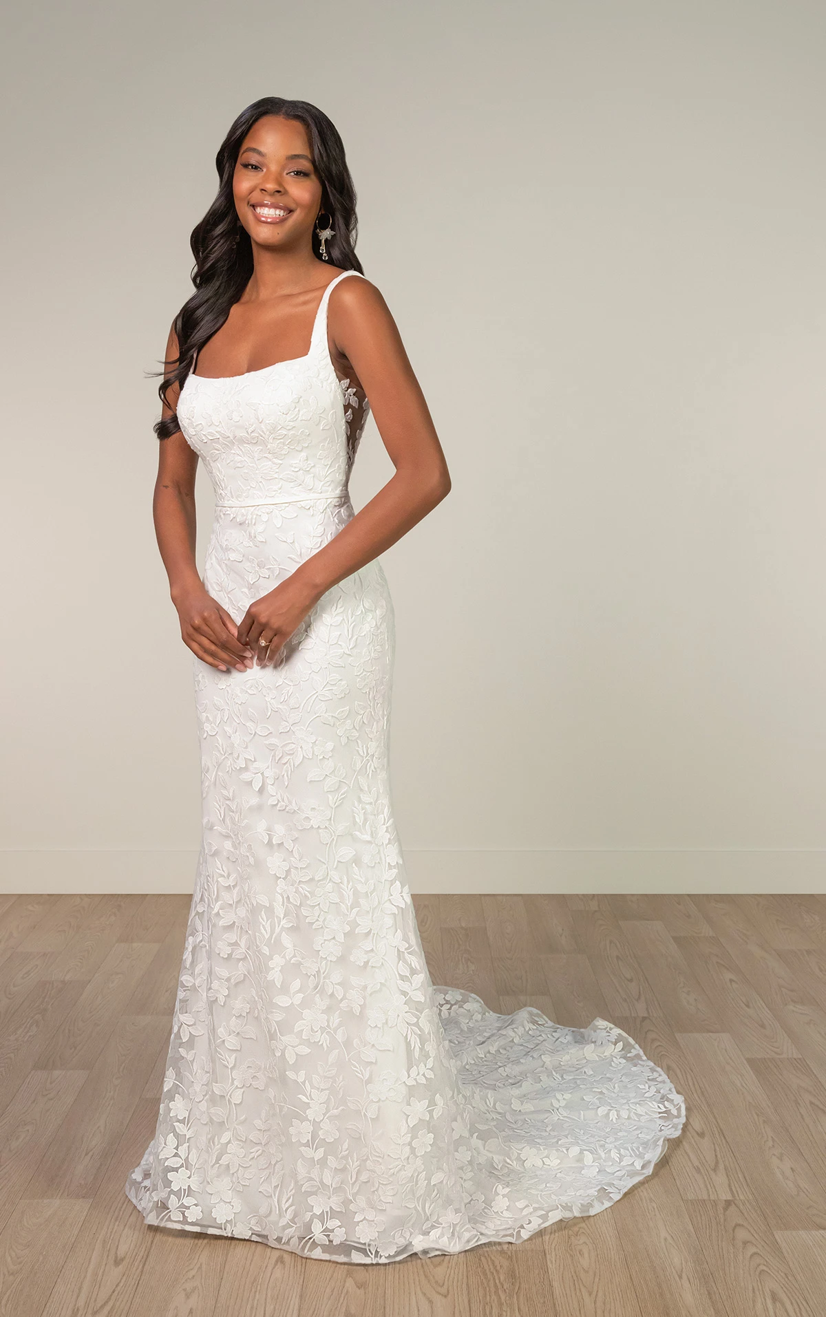sy8253 Brautkleid aus blätterartiger Spitze mit Rundhalsausschnitt und seitlichen Illusion-Cutouts  by Stella York