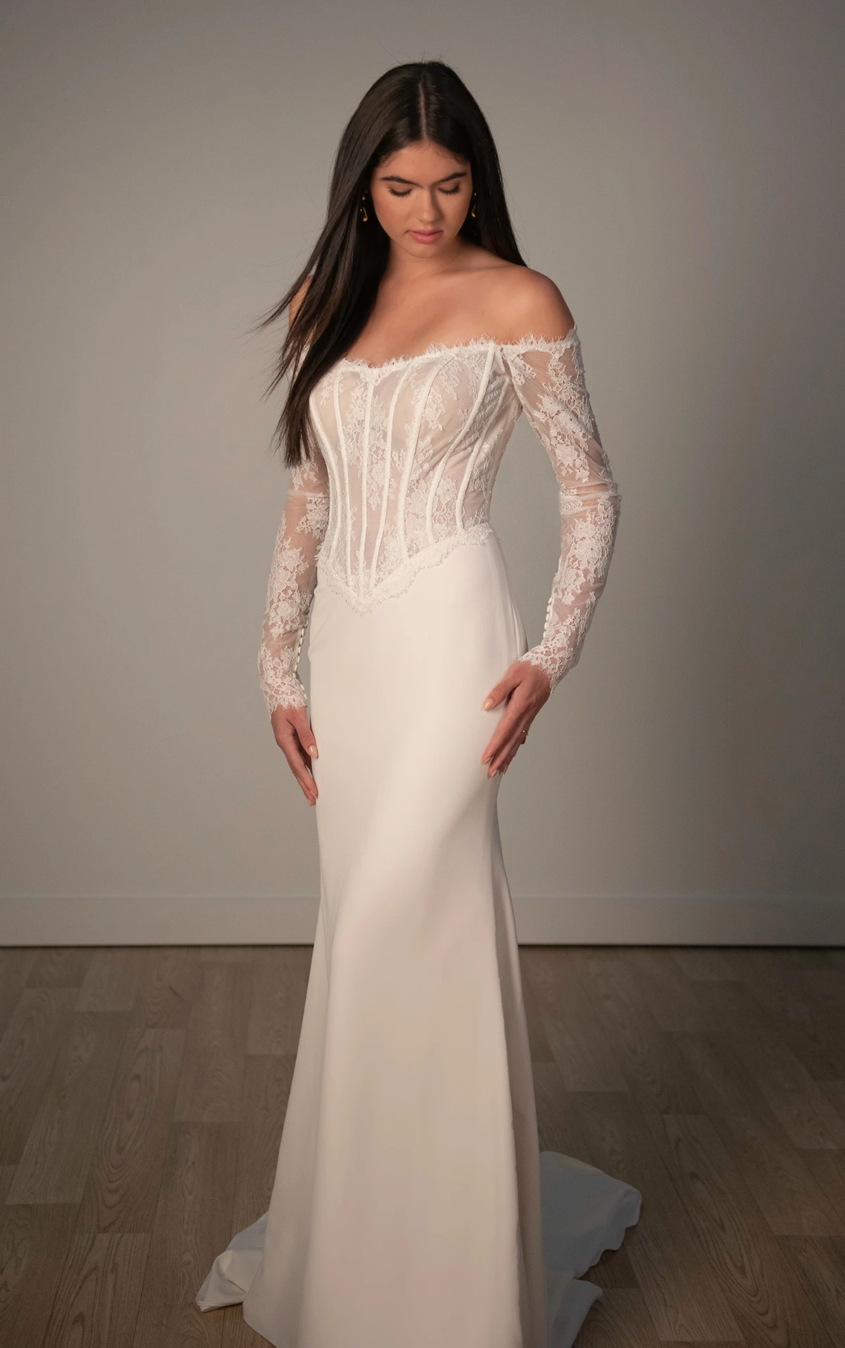 Trägerloses Etui-Brautkleid aus Spitze mit transparenten schulterfreien Spitzenärmeln, SY8256, byStella York