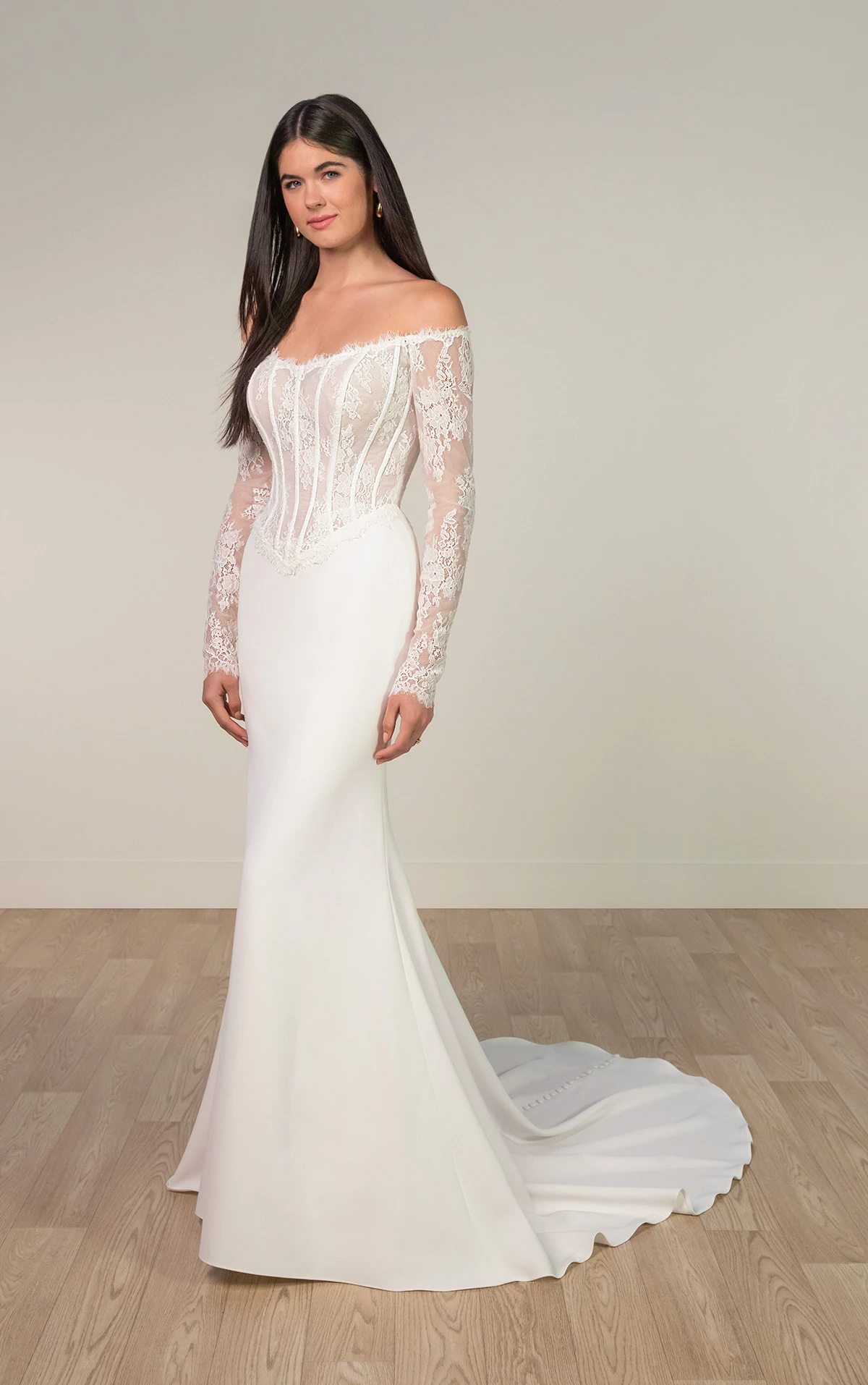 sy8256 Trägerloses Etui-Brautkleid aus Spitze mit transparenten schulterfreien Spitzenärmeln  by Stella York