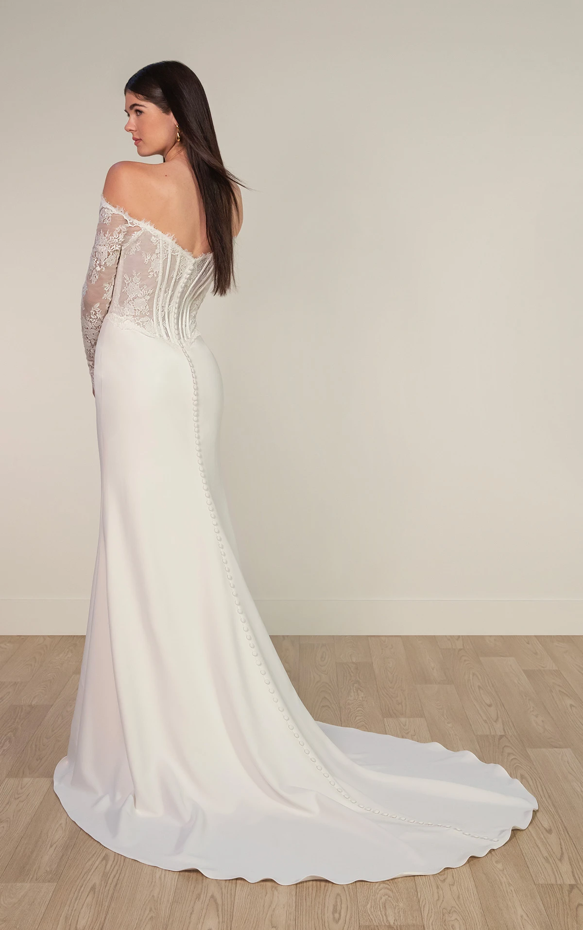 sy8256 Trägerloses Etui-Brautkleid aus Spitze mit transparenten schulterfreien Spitzenärmeln  by Stella York