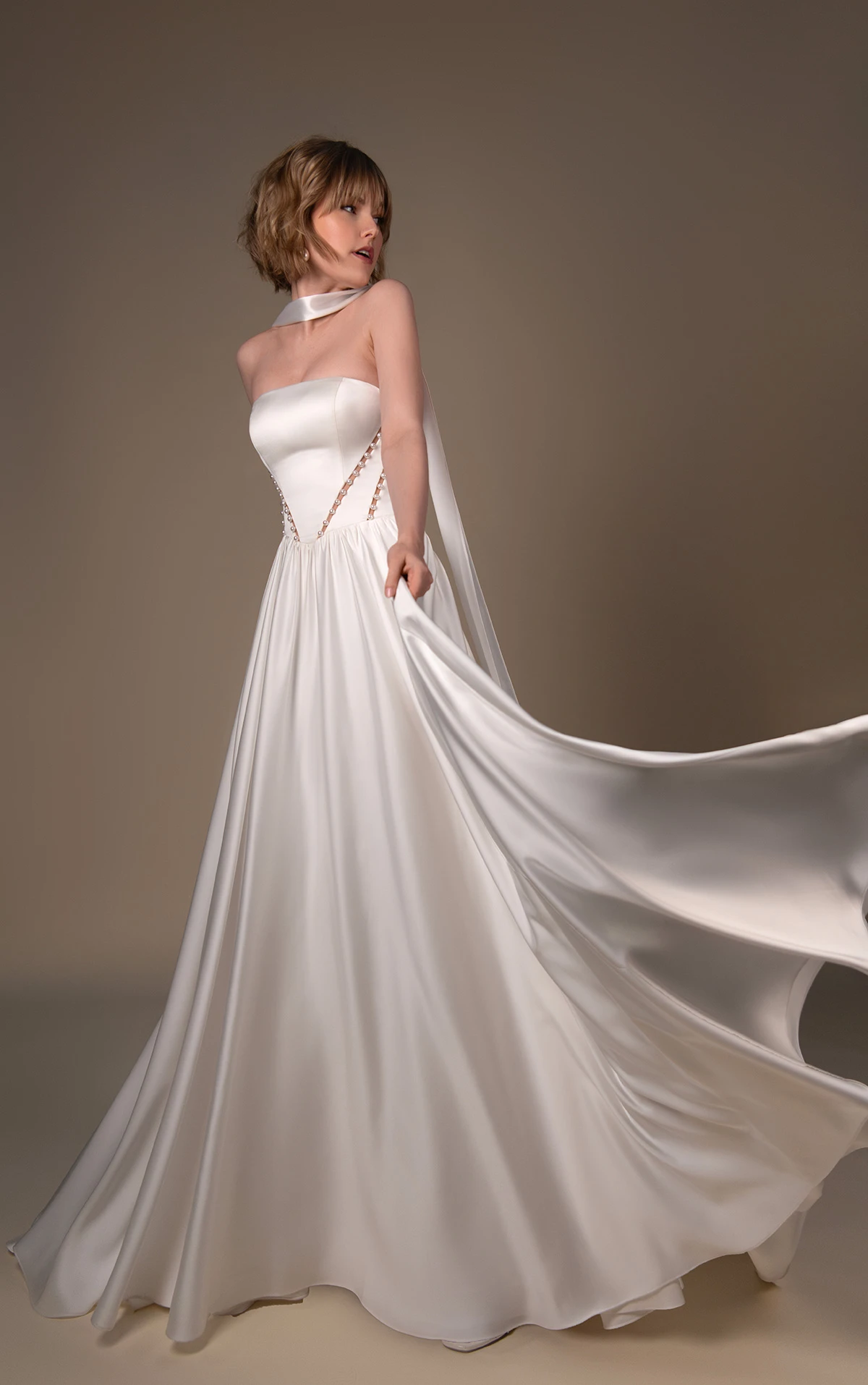 shayla Trägerloses A-Linien-Brautkleid aus Satin mit Rückendetail aus Perlenknöpfen by All Who Wander