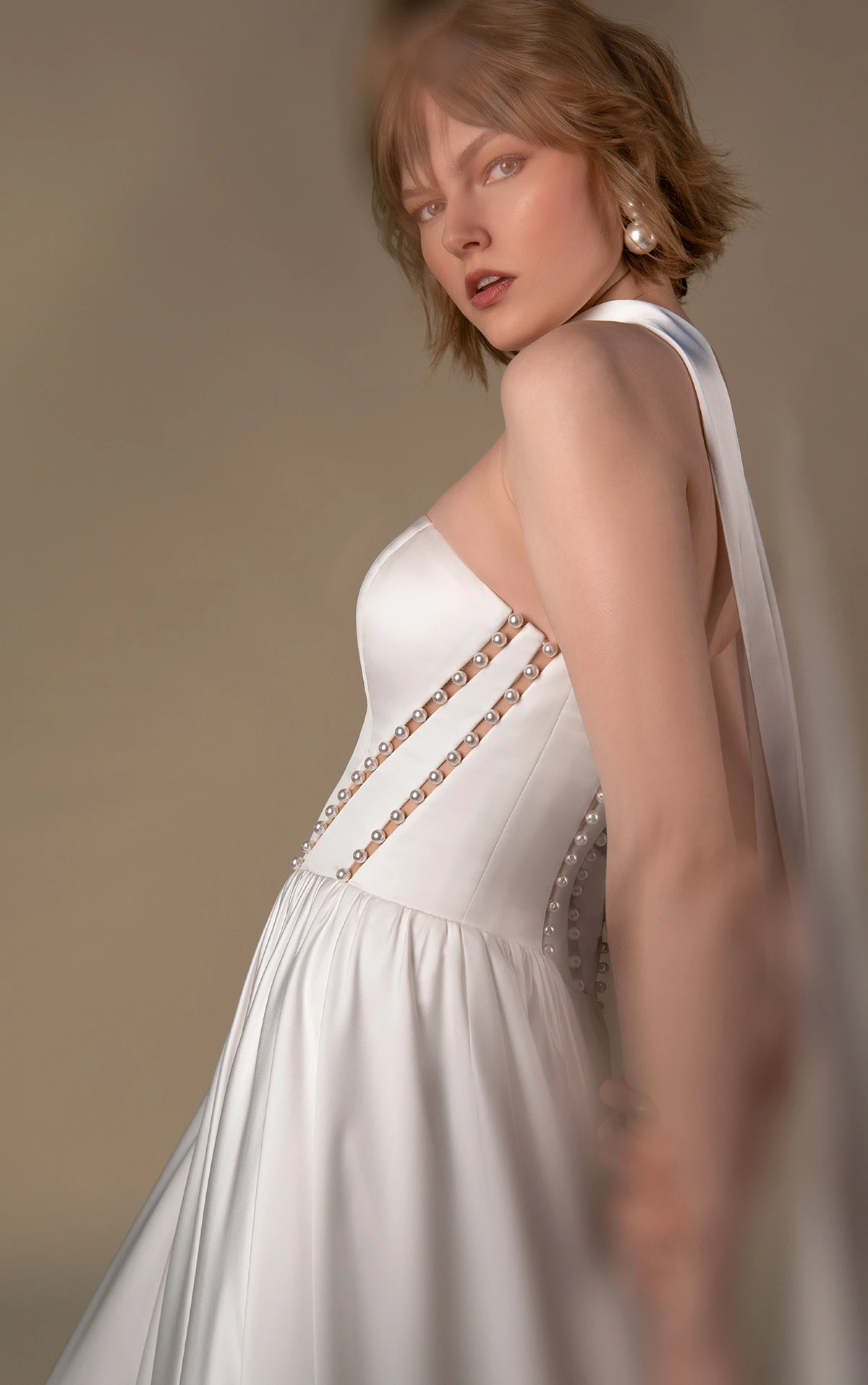 shayla Trägerloses A-Linien-Brautkleid aus Satin mit Rückendetail aus Perlenknöpfen by All Who Wander